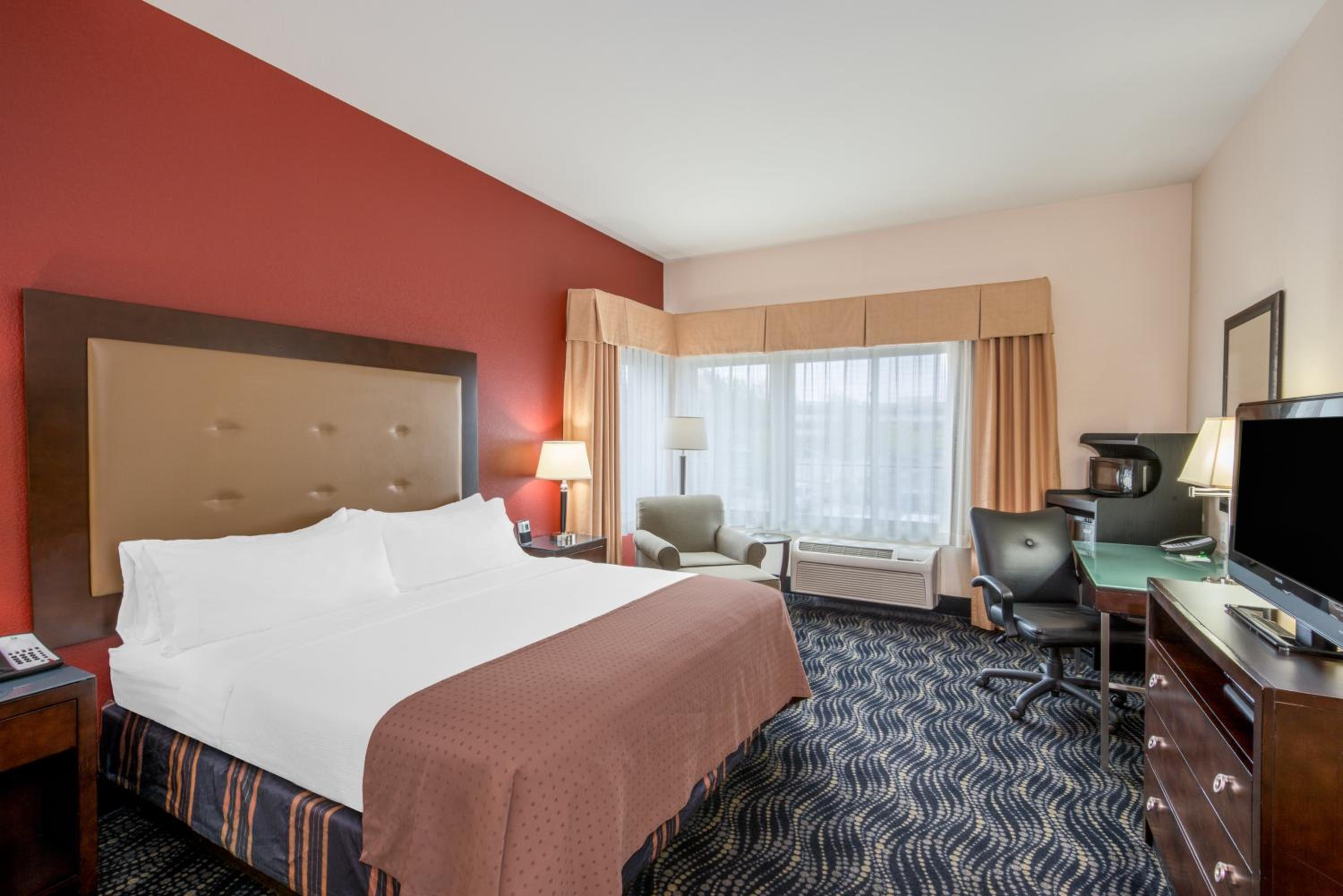 Standard King Room - Photo 5