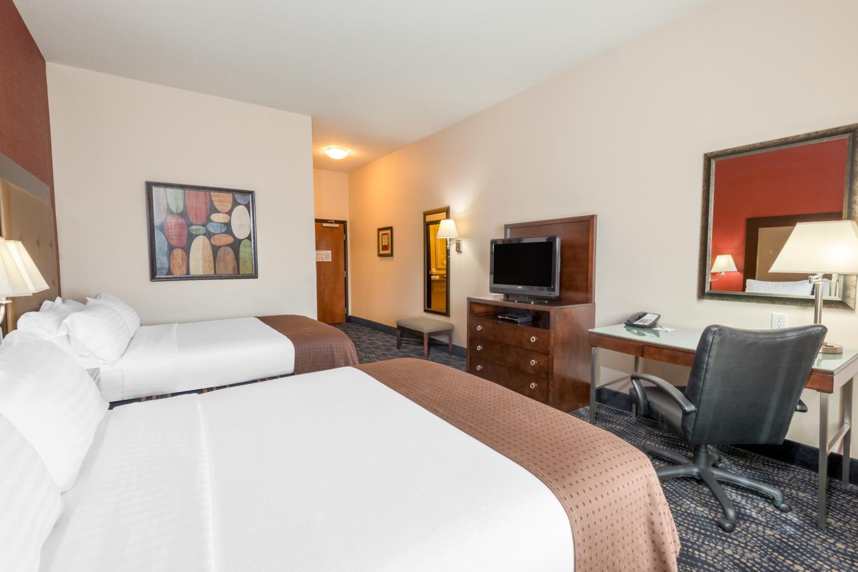 Standard Queen Room with Two Queen Beds - Photo 2