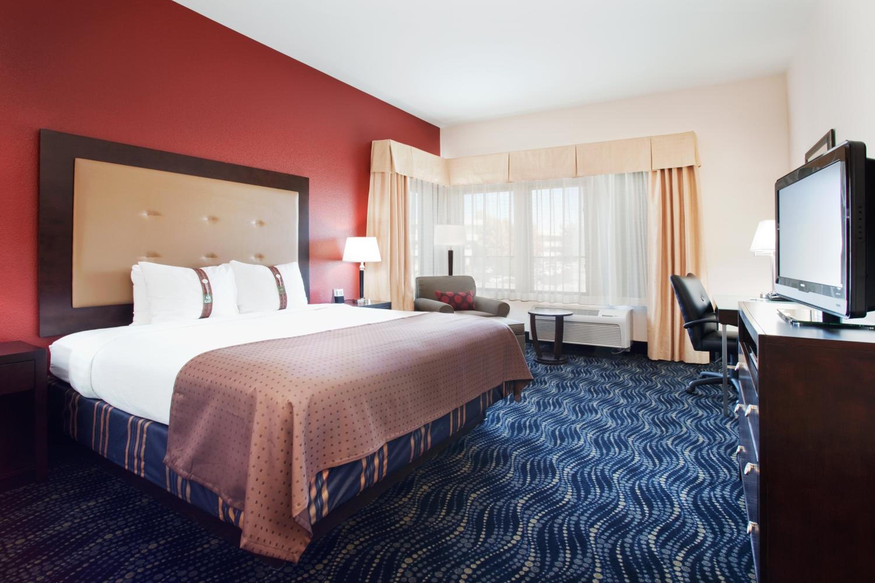 King Room - Mobility Access/Hearing Accessible - Photo 4