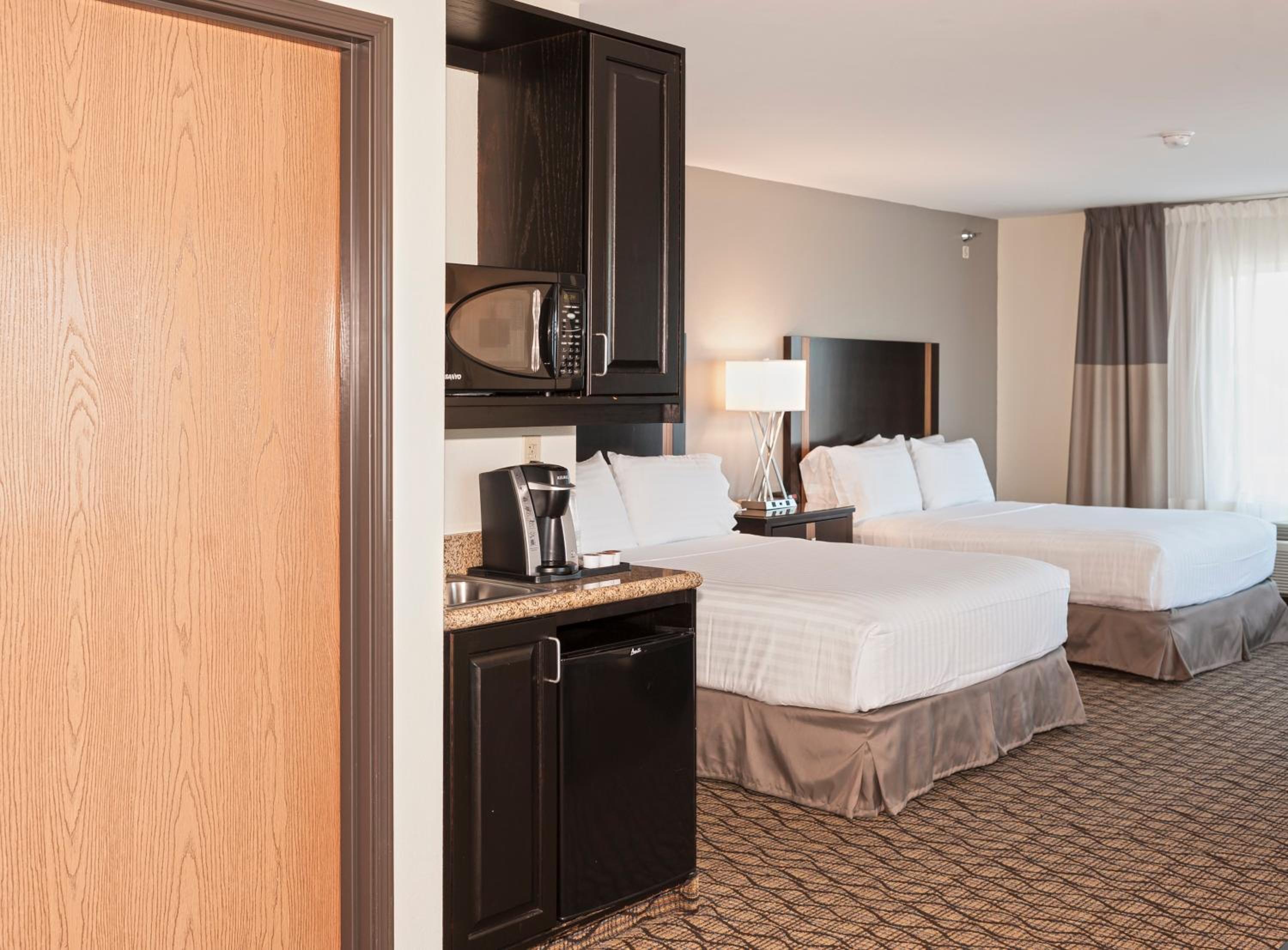 Queen Suite With Two Queen Beds - Photo 2