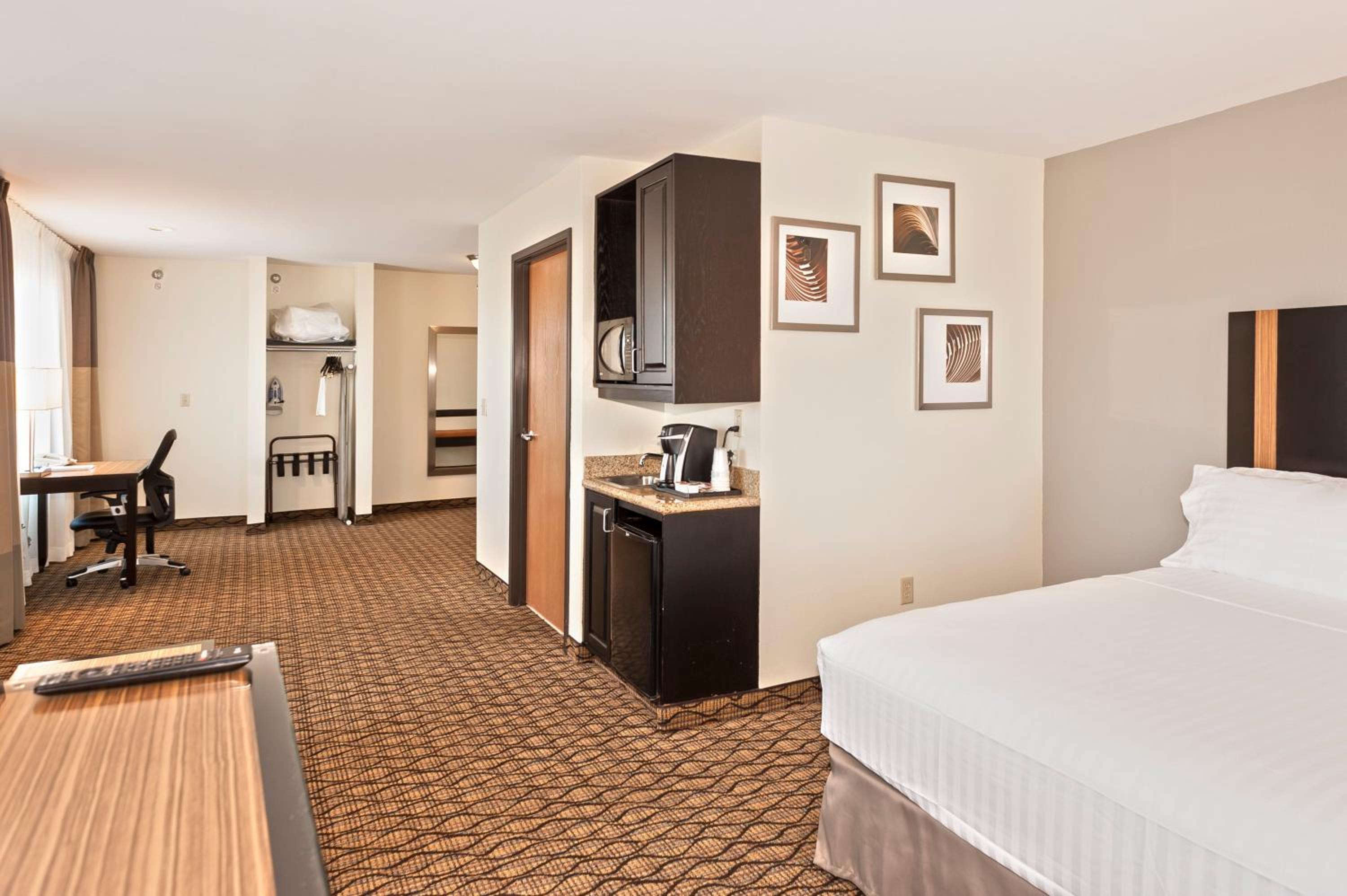 Queen Suite With Two Queen Beds - Photo 1