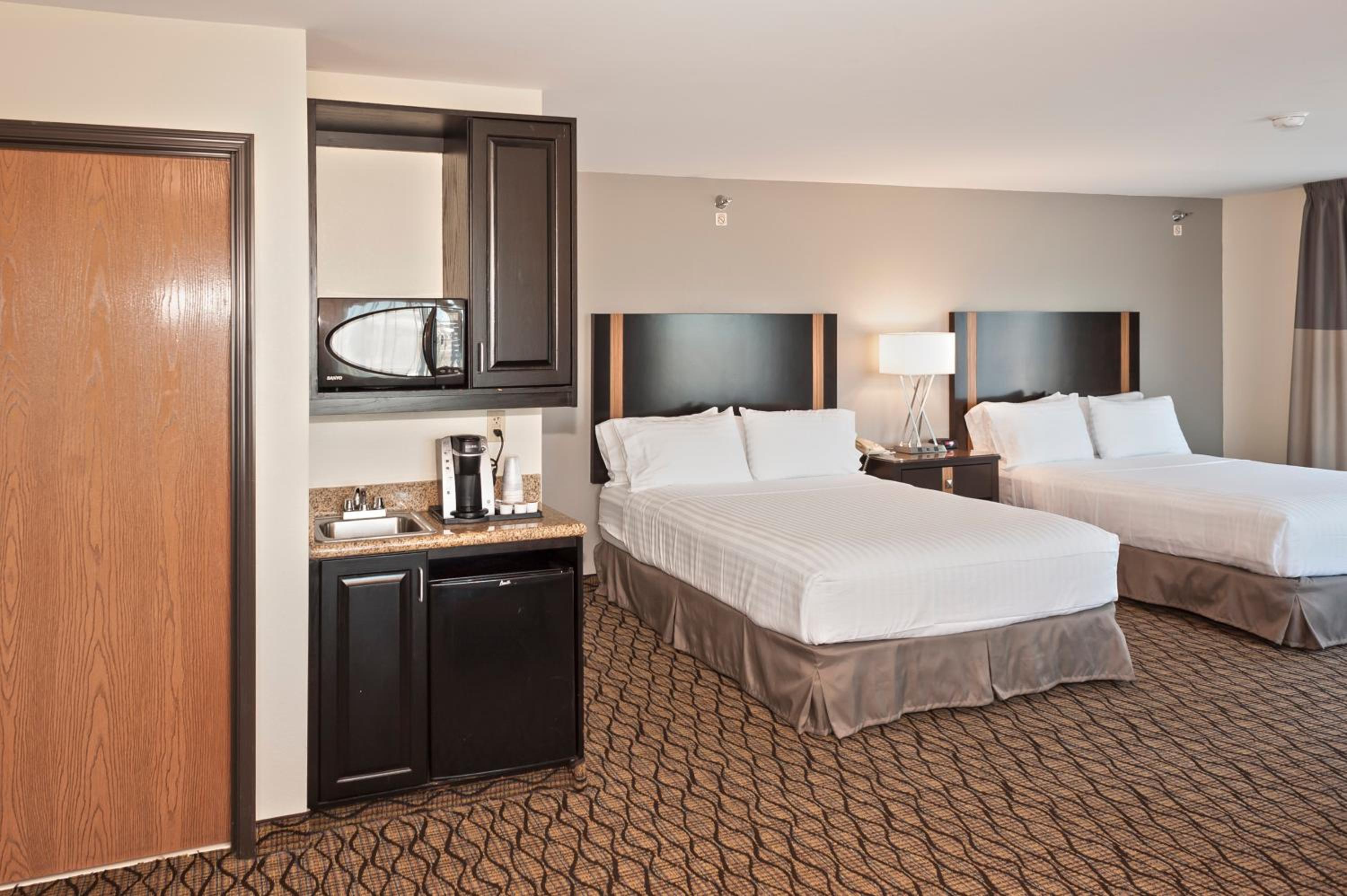 Queen Suite With Two Queen Beds - Photo 3