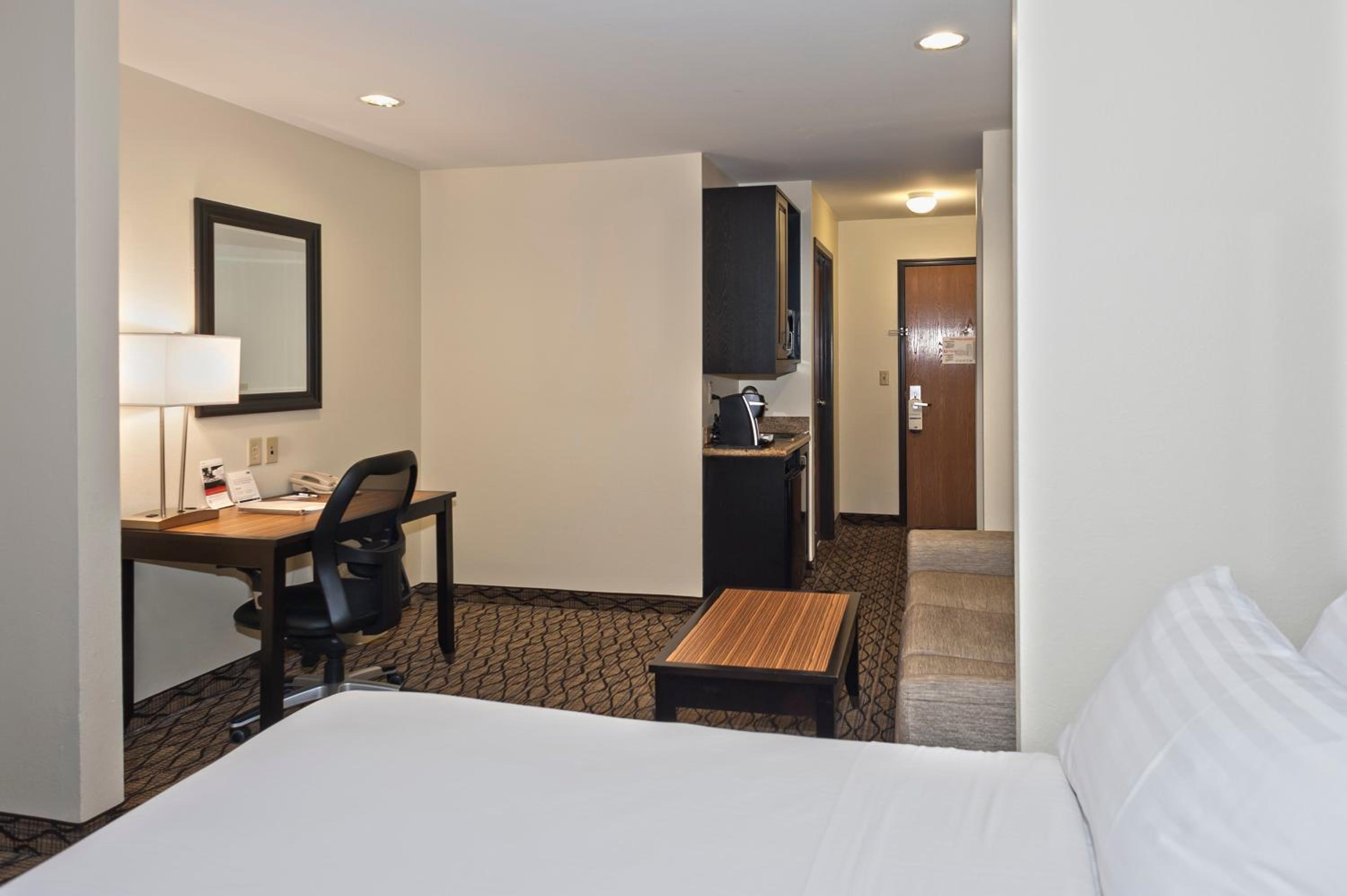 One-Bedroom Queen Suite photo 2