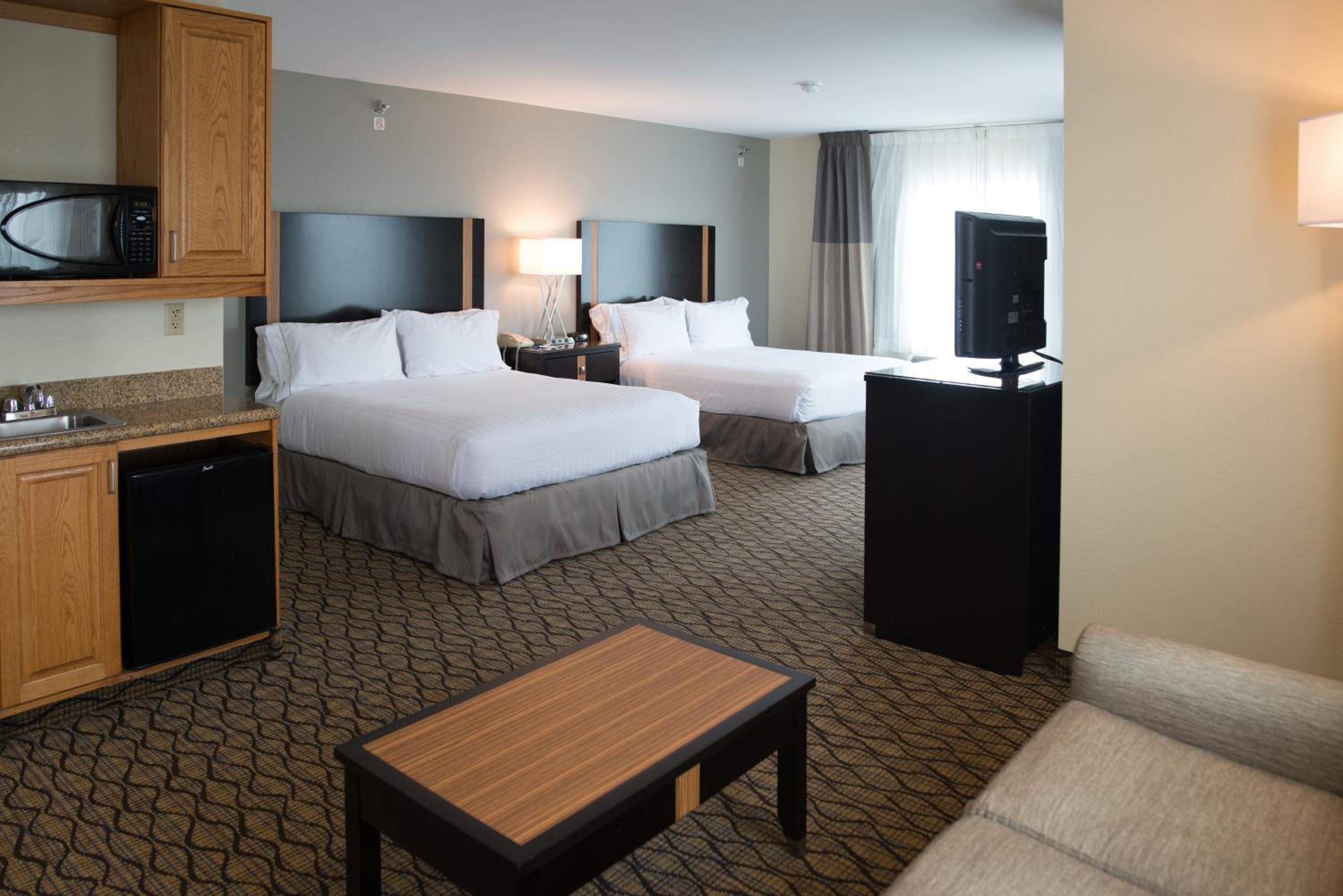Queen Suite With Two Queen Beds - Photo 5