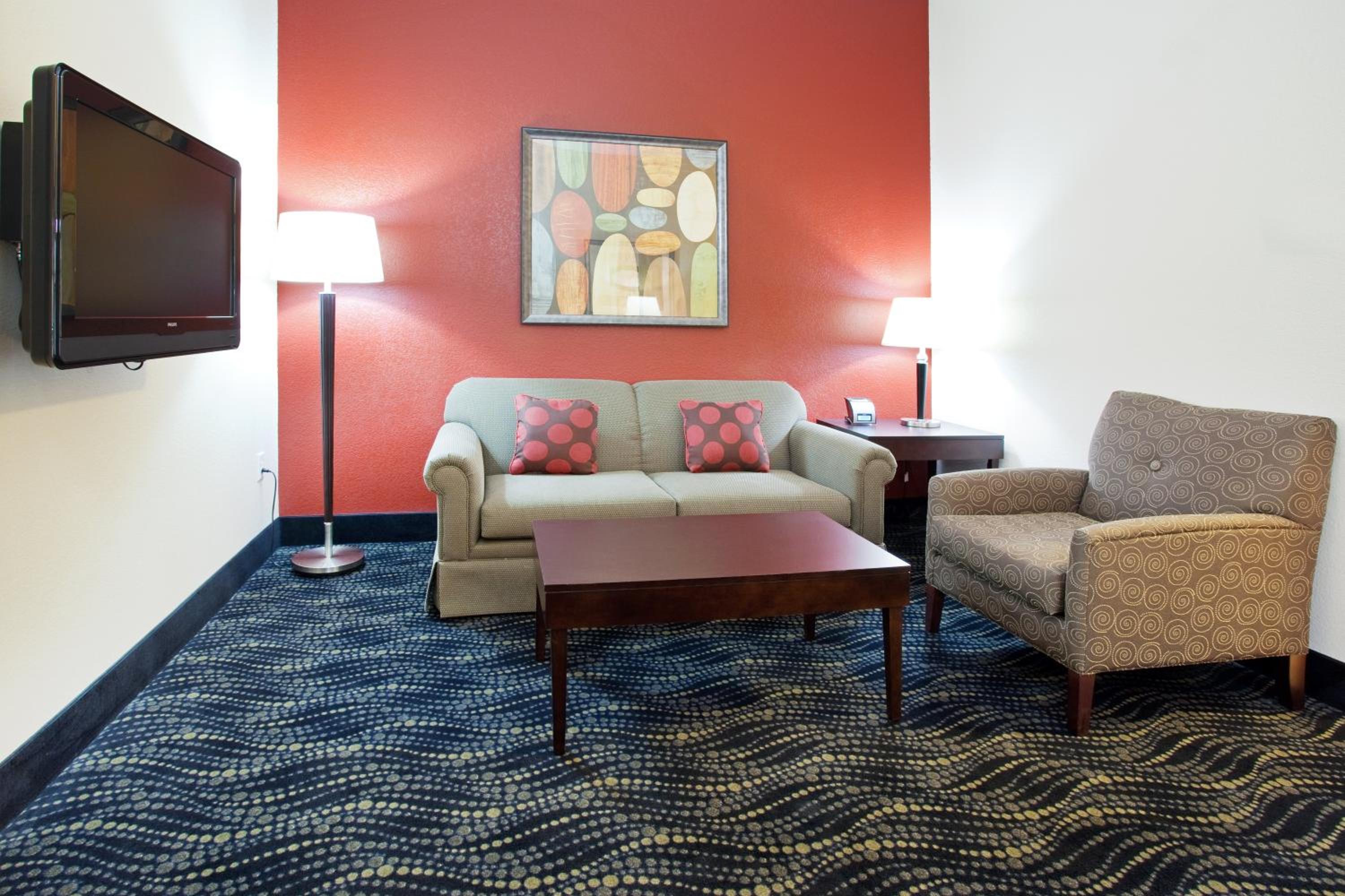 One-Bedroom King Suite - Photo 3