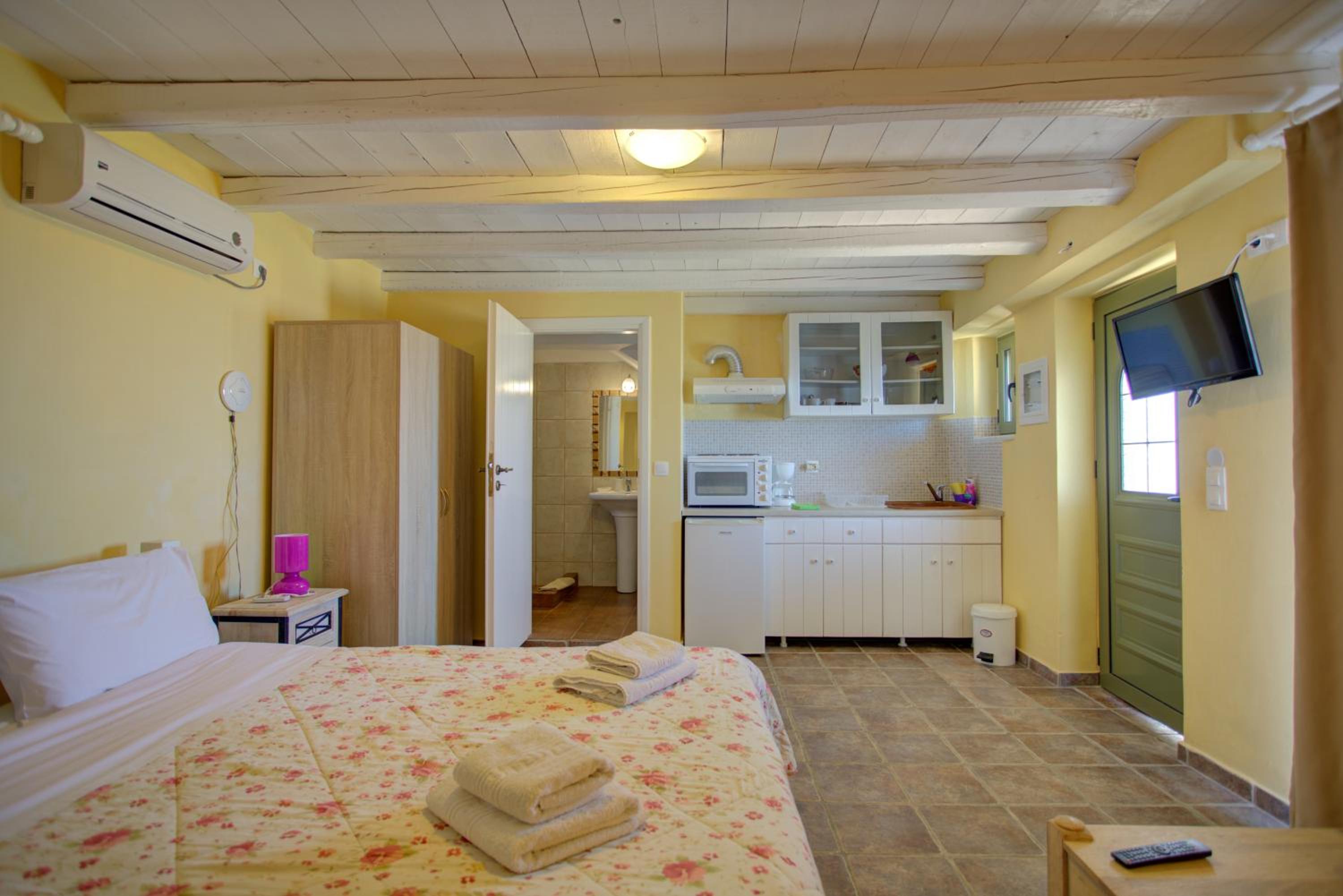 Superior Triple Room with Sea View - Photo 5