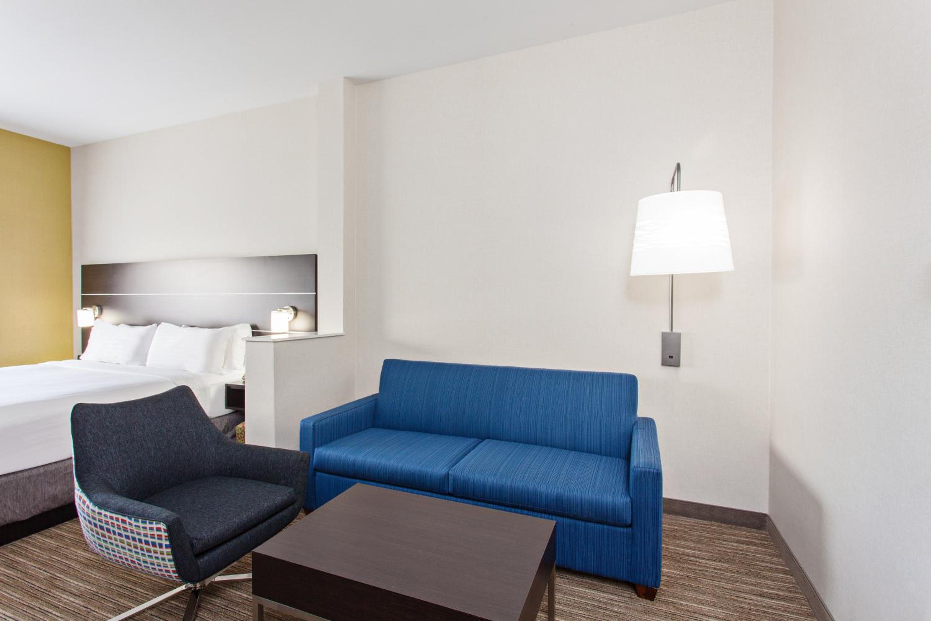 Standard King Room with Sofa Bed - Photo 2