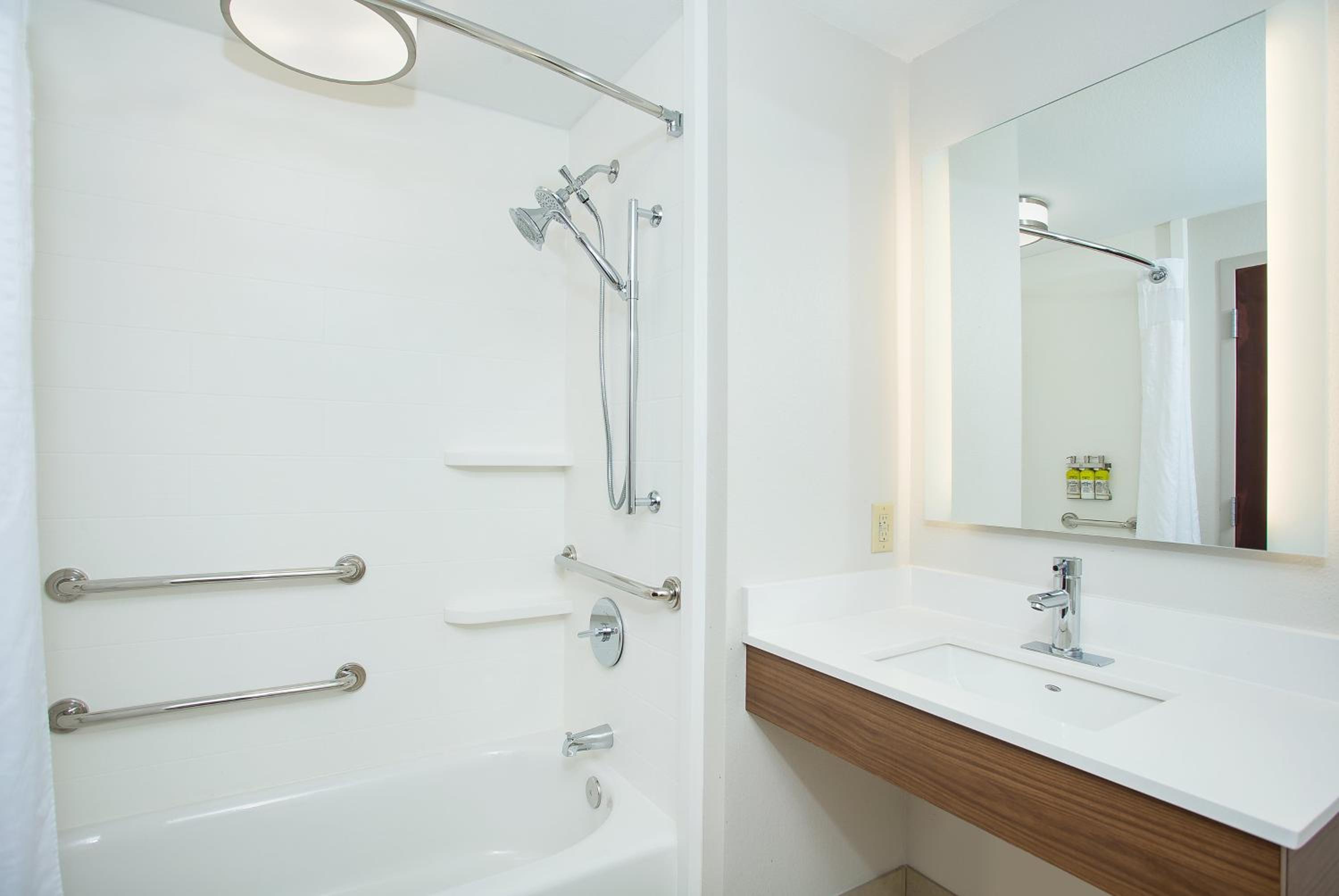 Standard King Room with Accessible Tub - Mobility Access - Photo 2