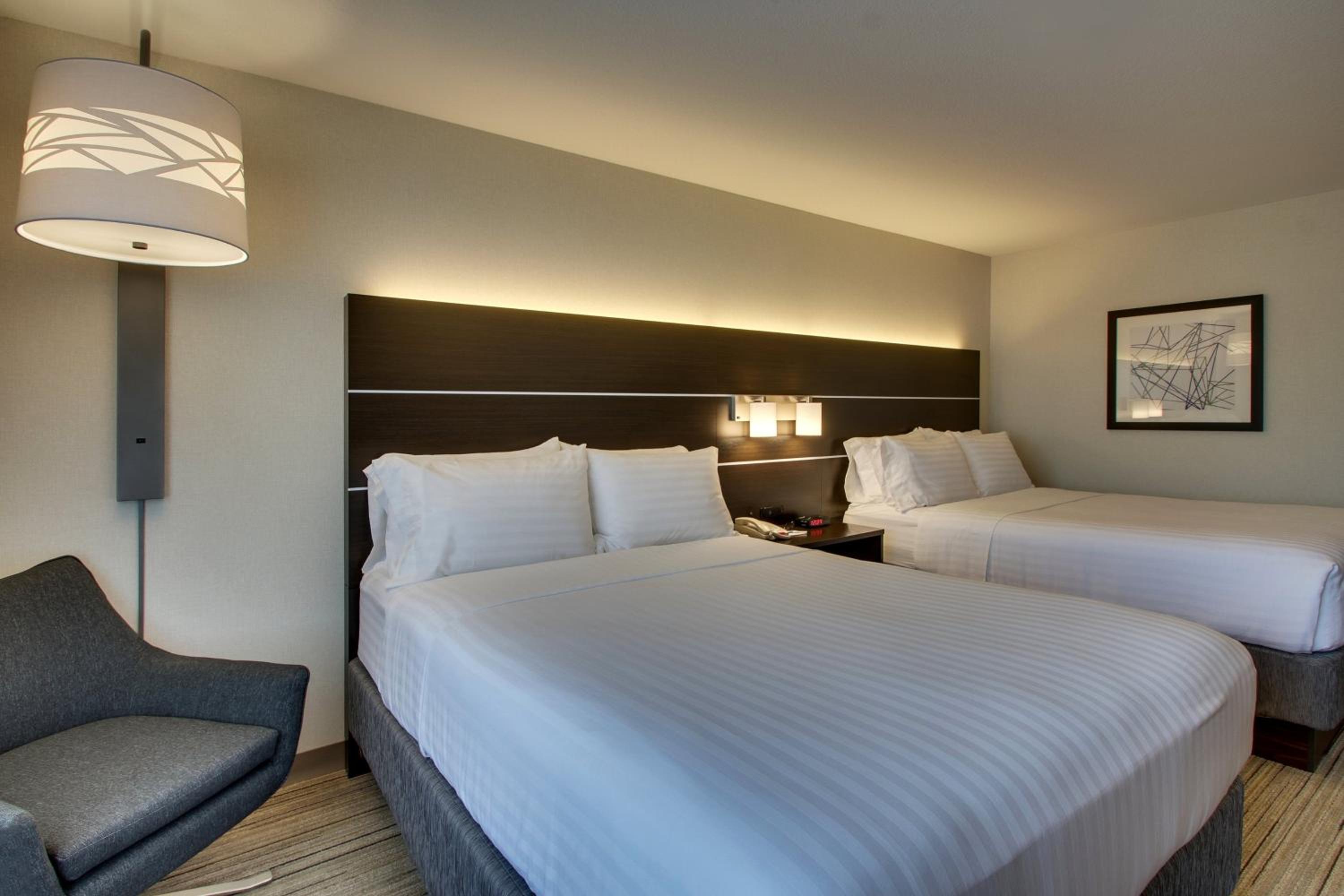 Standard Queen Room with Two Queen Beds - Photo 5
