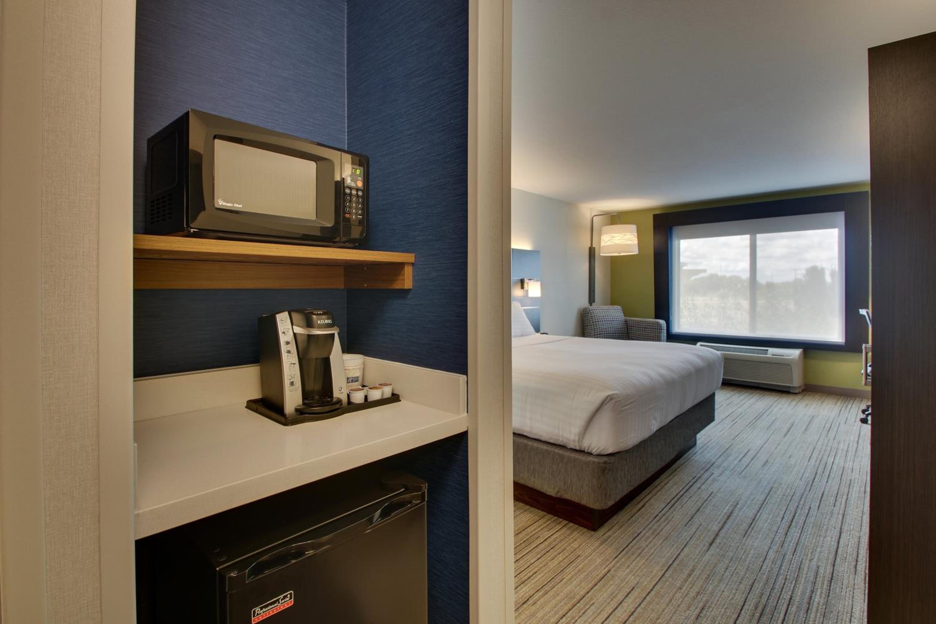 Standard King Room - Photo 6