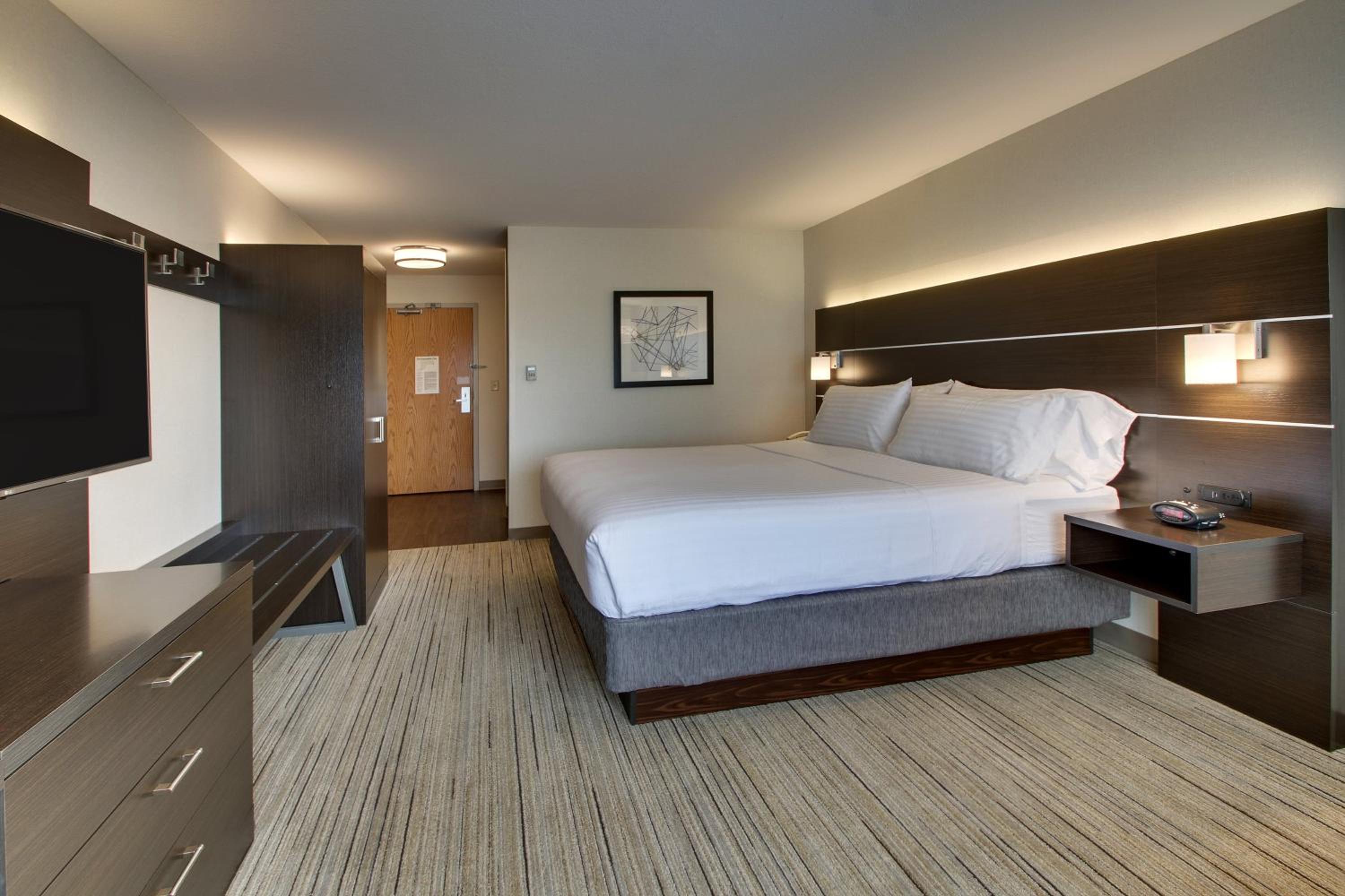 Standard King Room - Photo 5