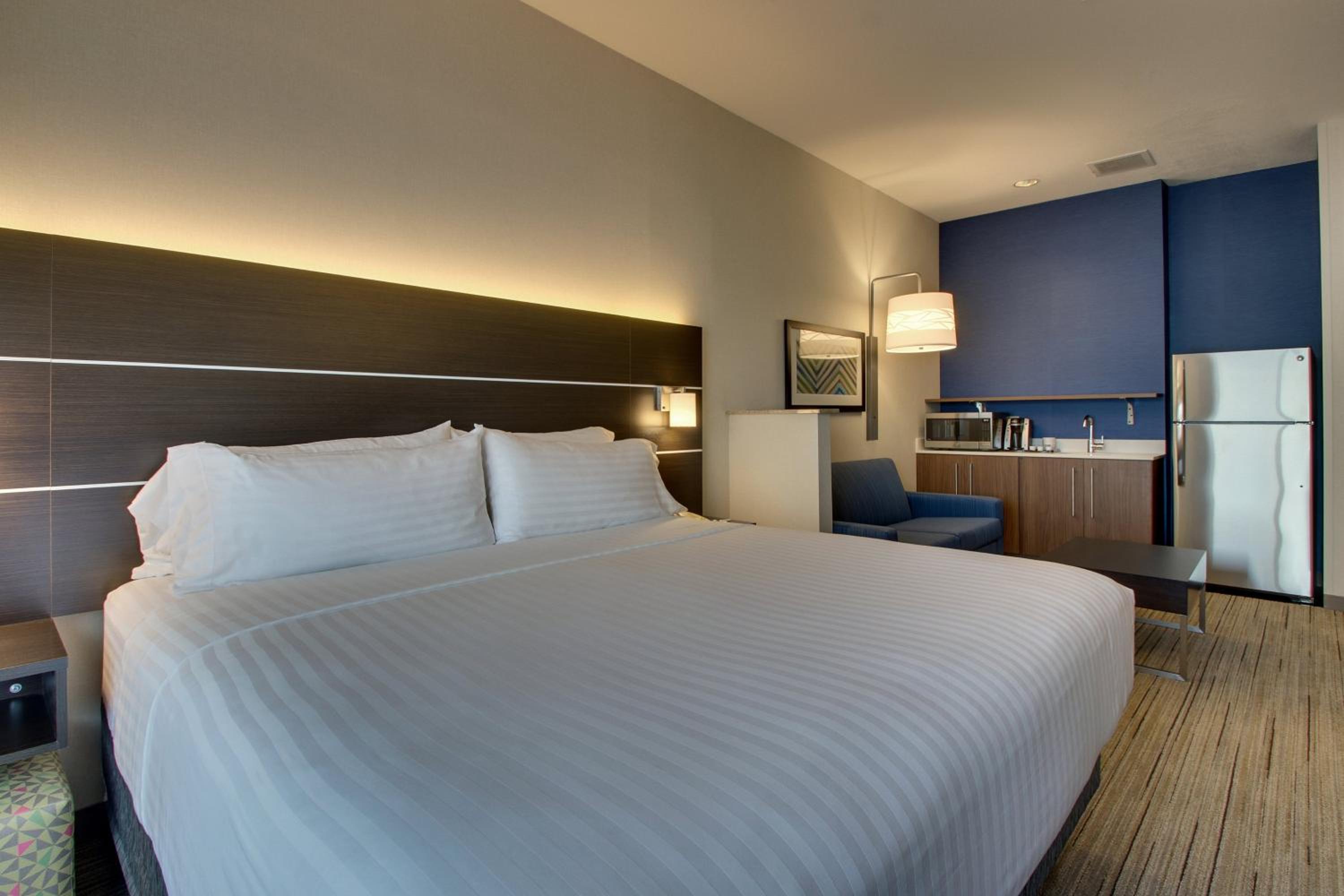 Standard King Room with Sofa Bed - Photo 5