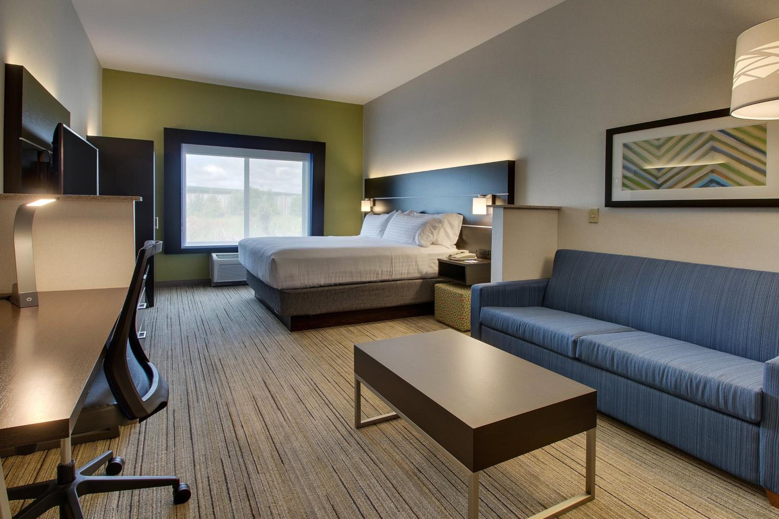 Standard King Room with Sofa Bed - Photo 2