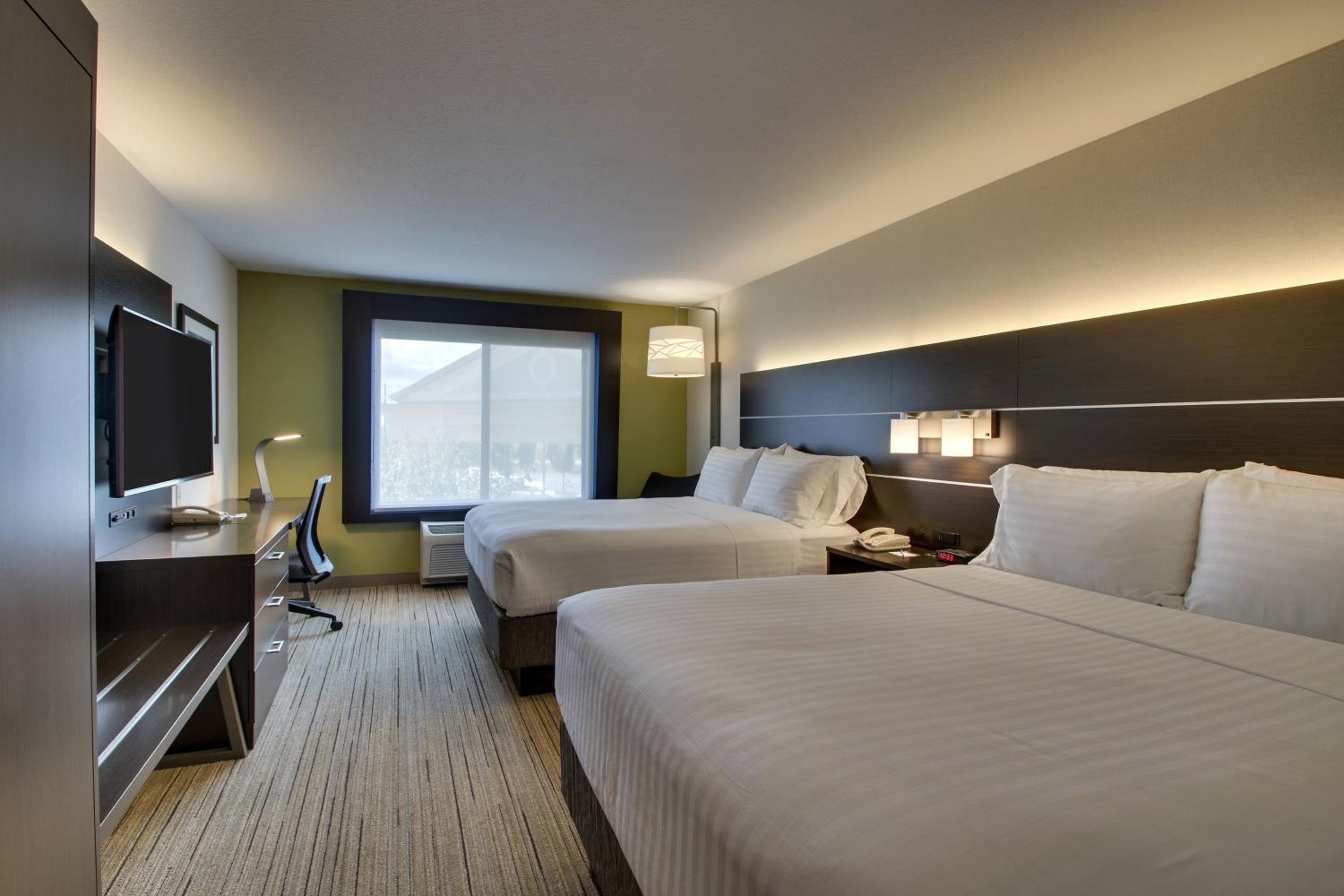 Standard Queen Room with Two Queen Beds - Photo 3