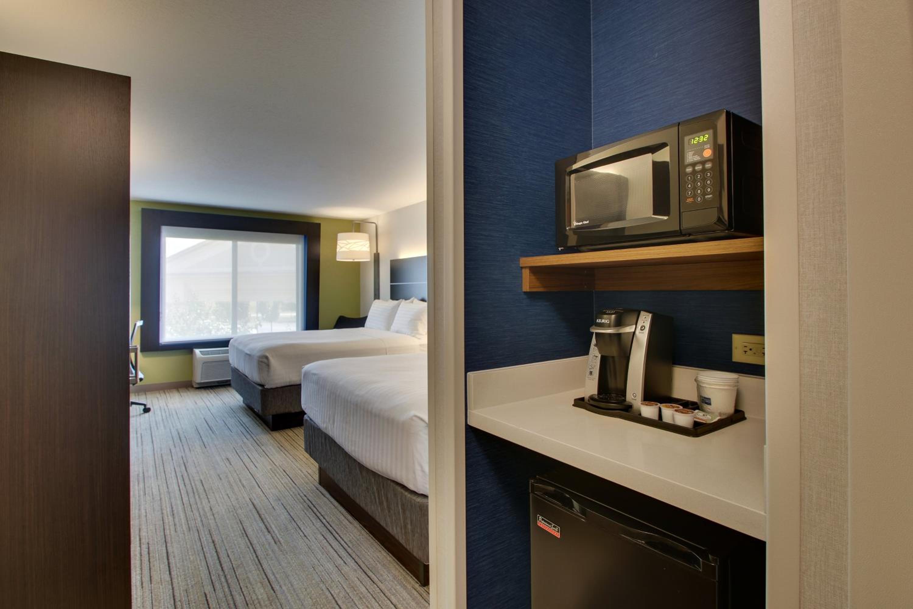 Standard Queen Room with Two Queen Beds - Photo 4