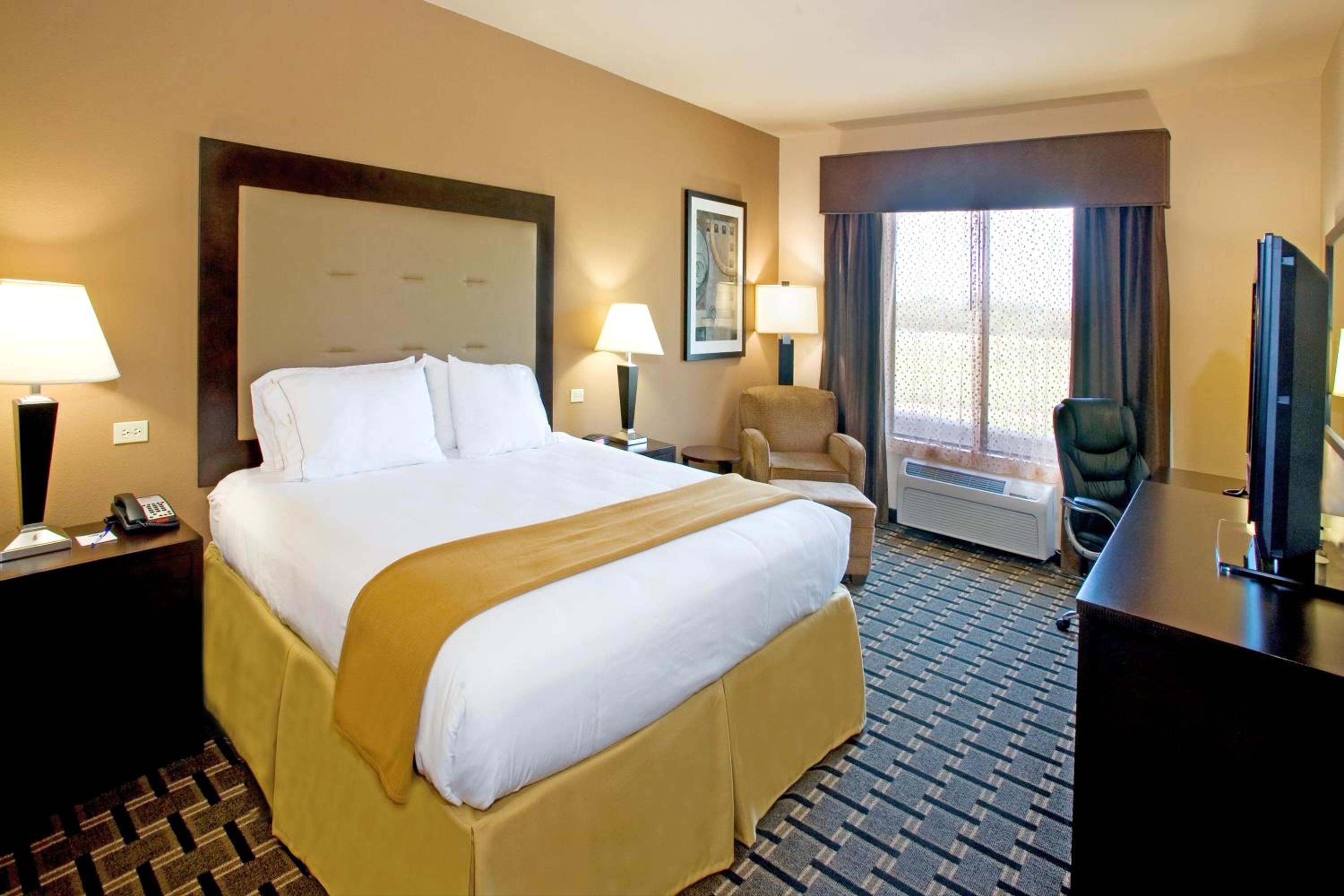 Standard King Room - Photo 8