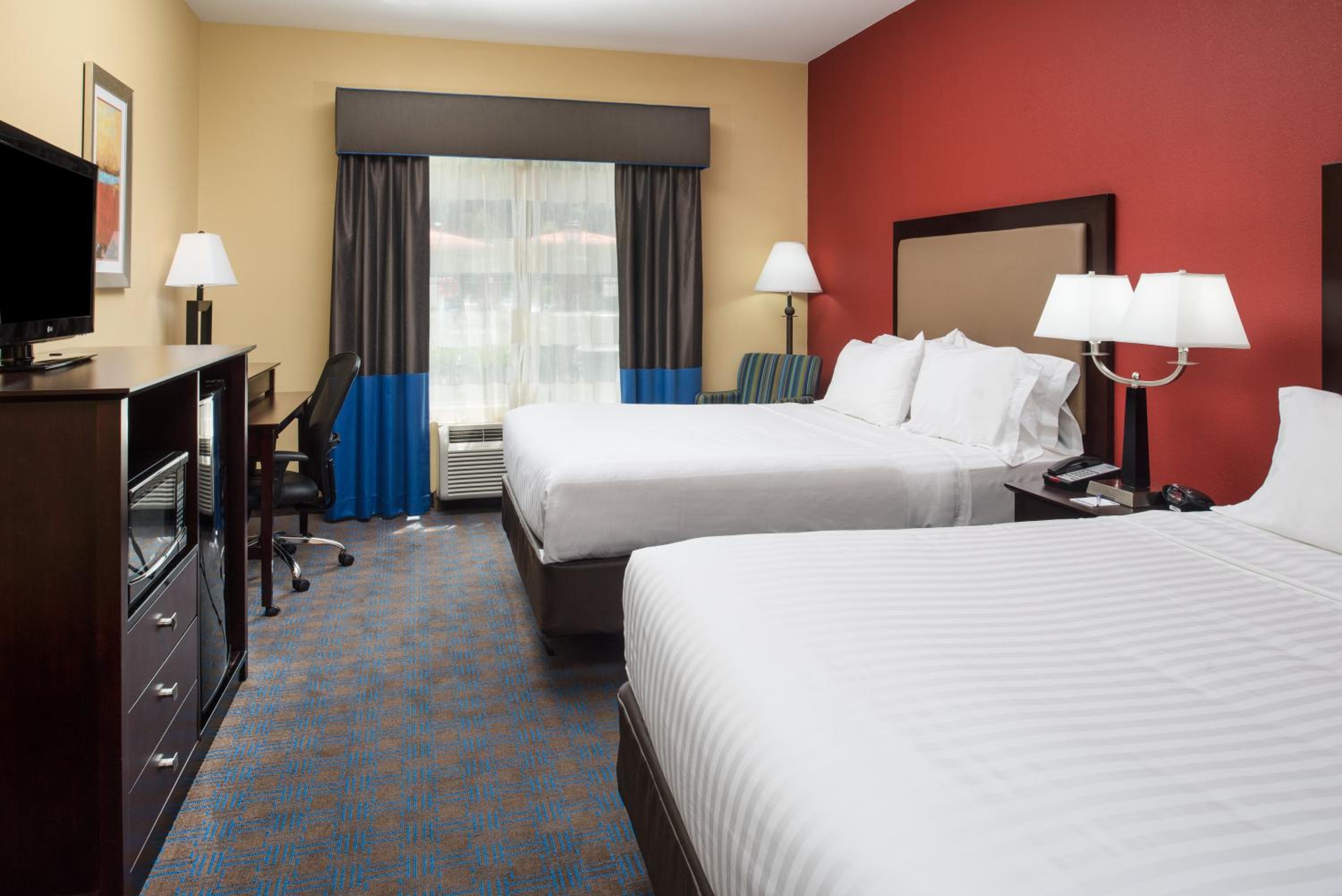 Standard Room with Two Queen Beds - Photo 1