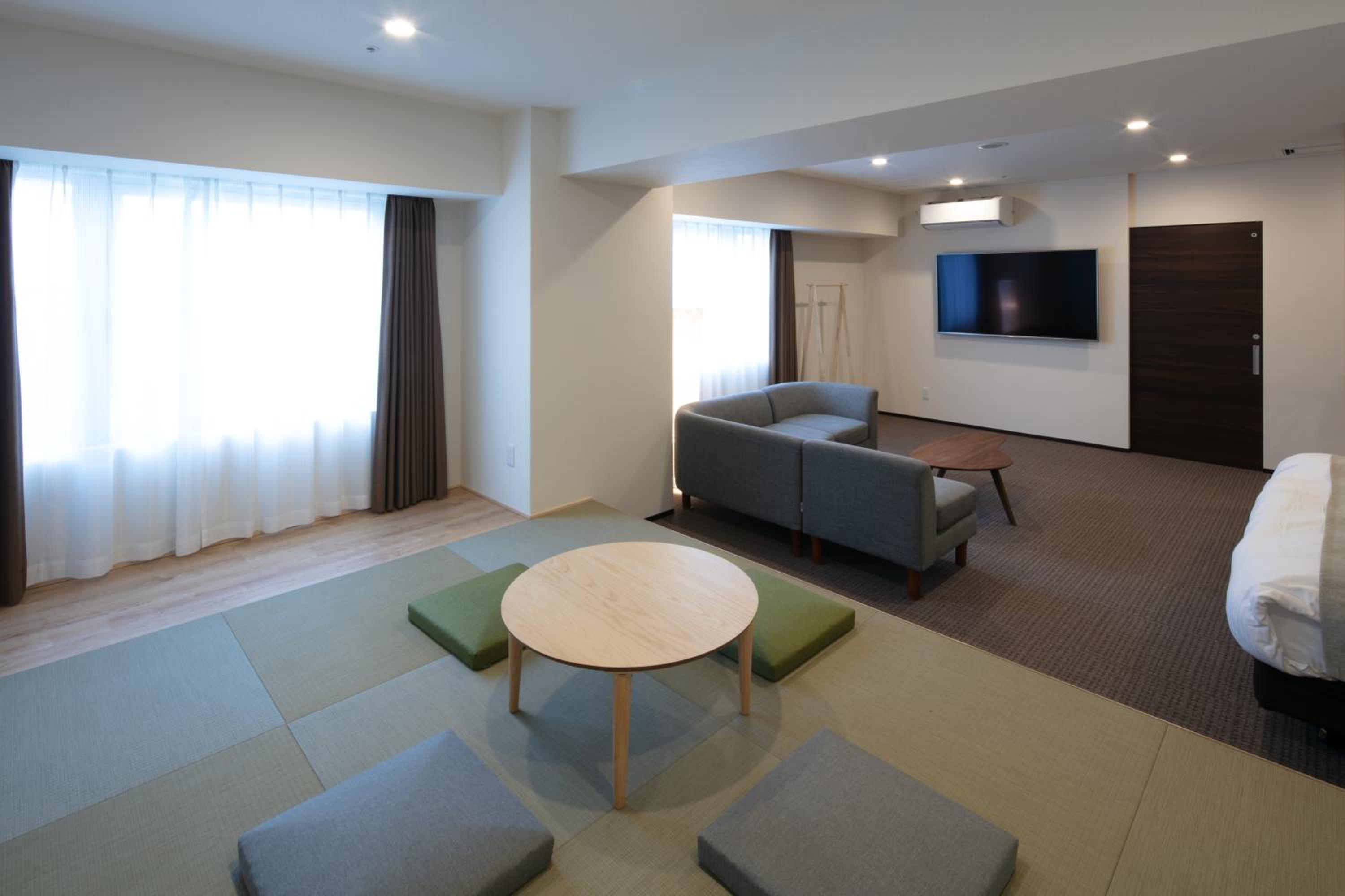 Deluxe Suite with Spa Bath - Photo 9