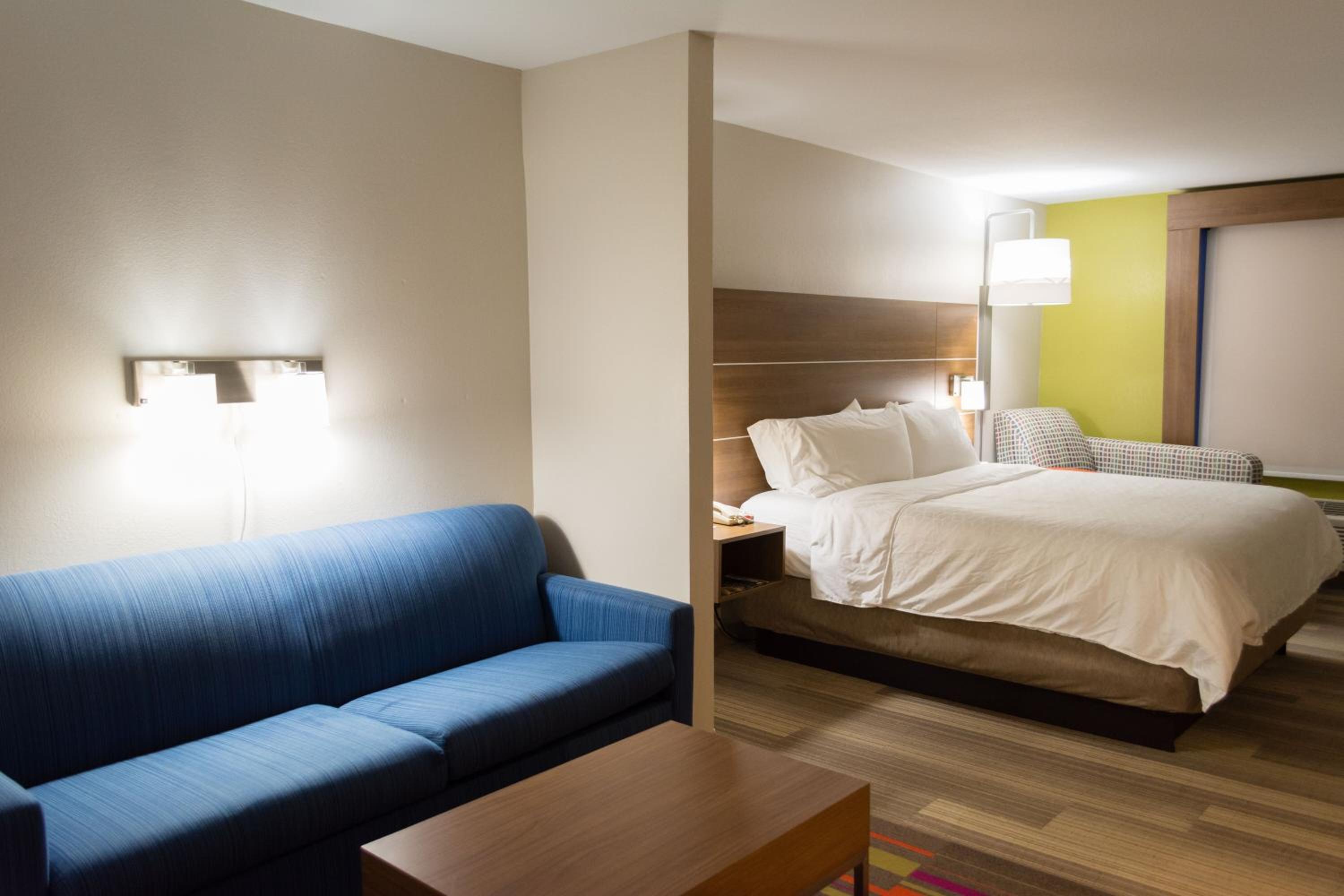 One-Bedroom King Suite with Balcony - Photo 4