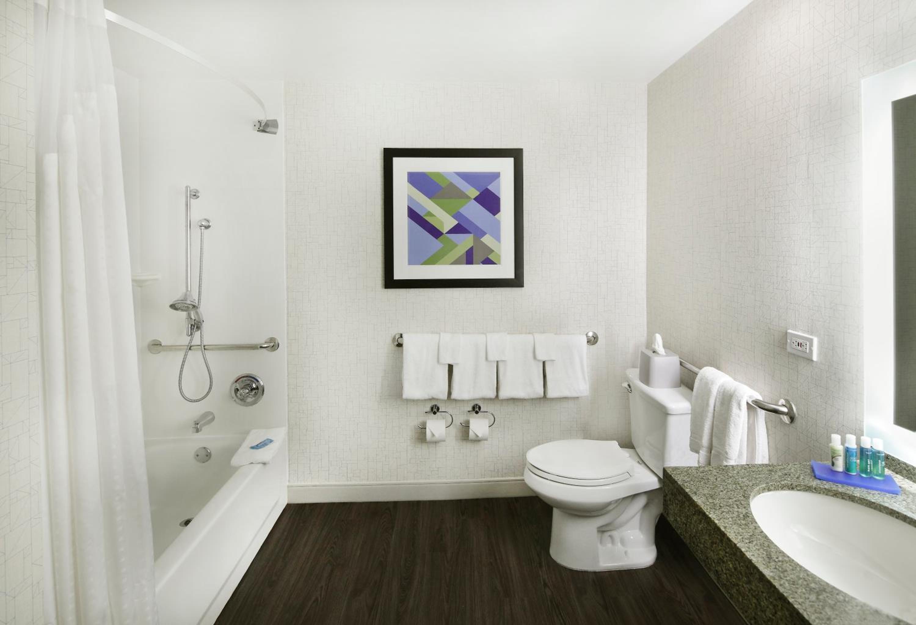 King Room - Mobility Access Tub - Non-Smoking - Photo 7
