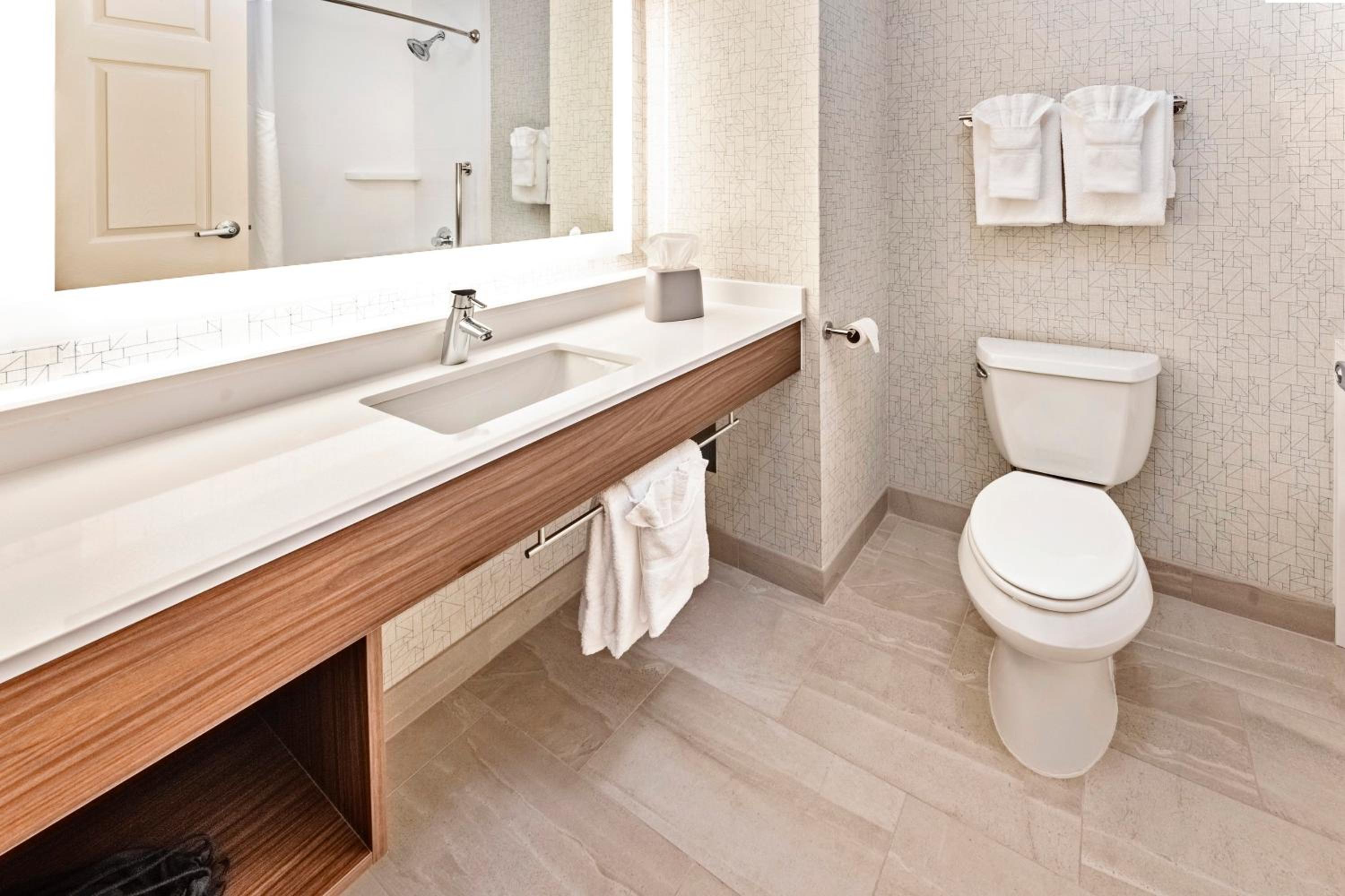 King Suite with Mobility Accessible Tub - Non-Smoking photo 2