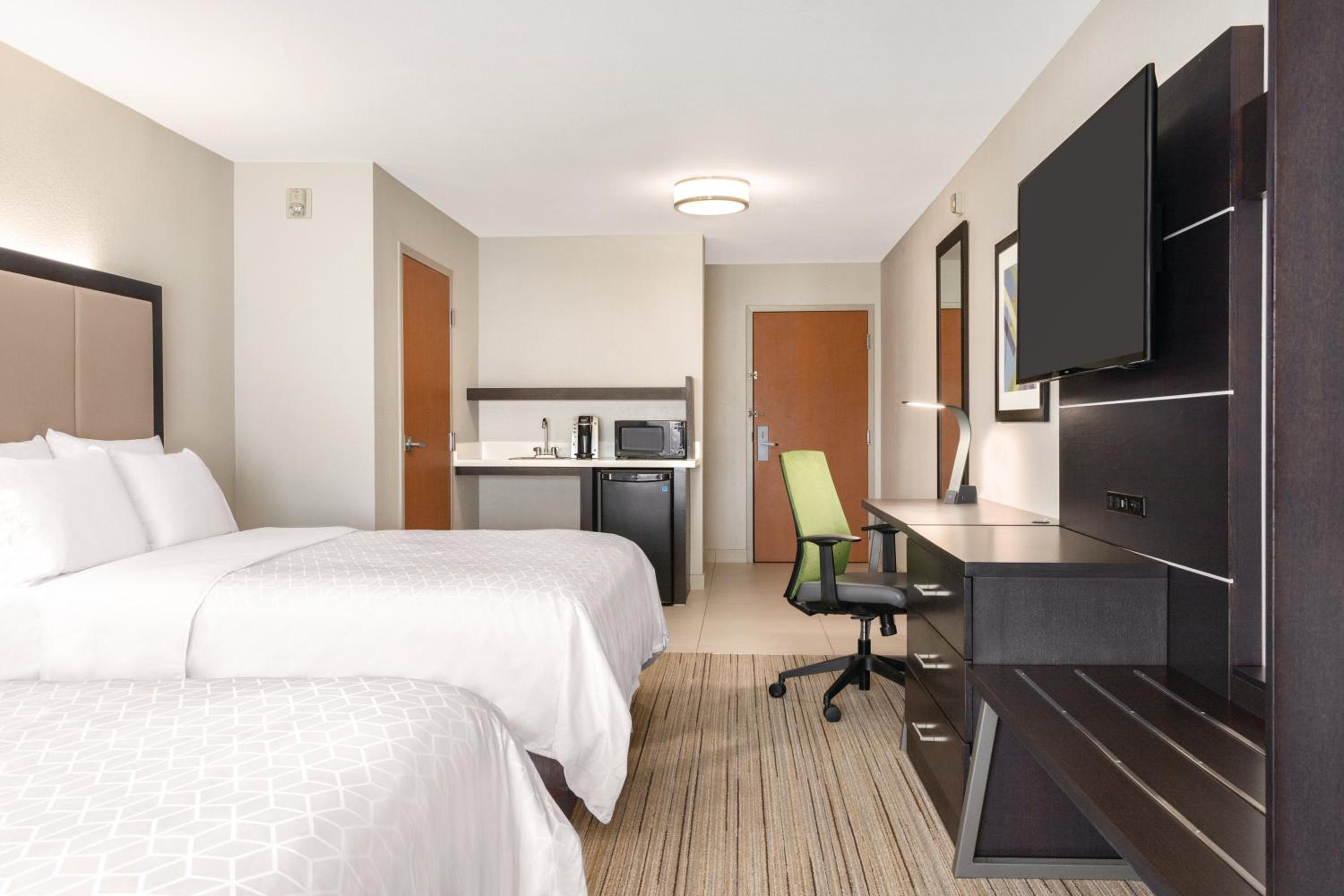 Queen Suite with Two Queen Beds - Photo 5