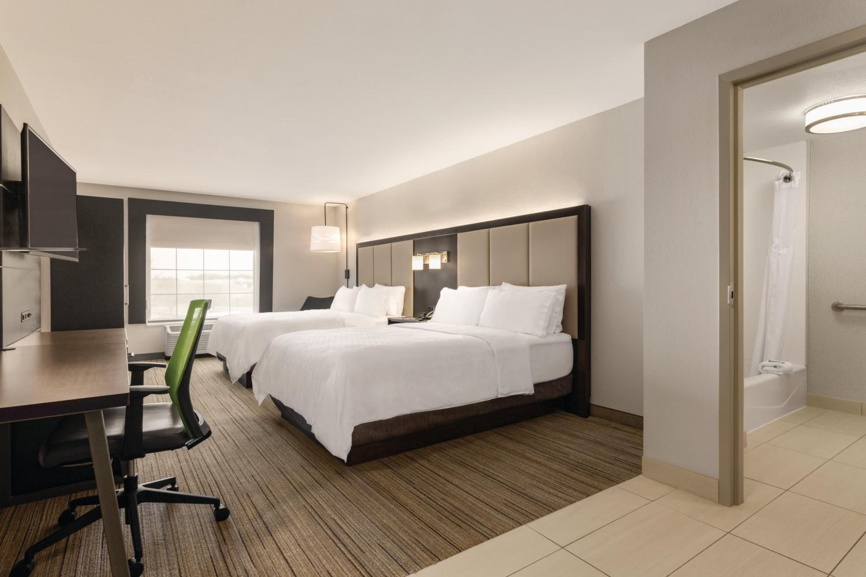 Queen Suite with Two Queen Beds - Photo 2