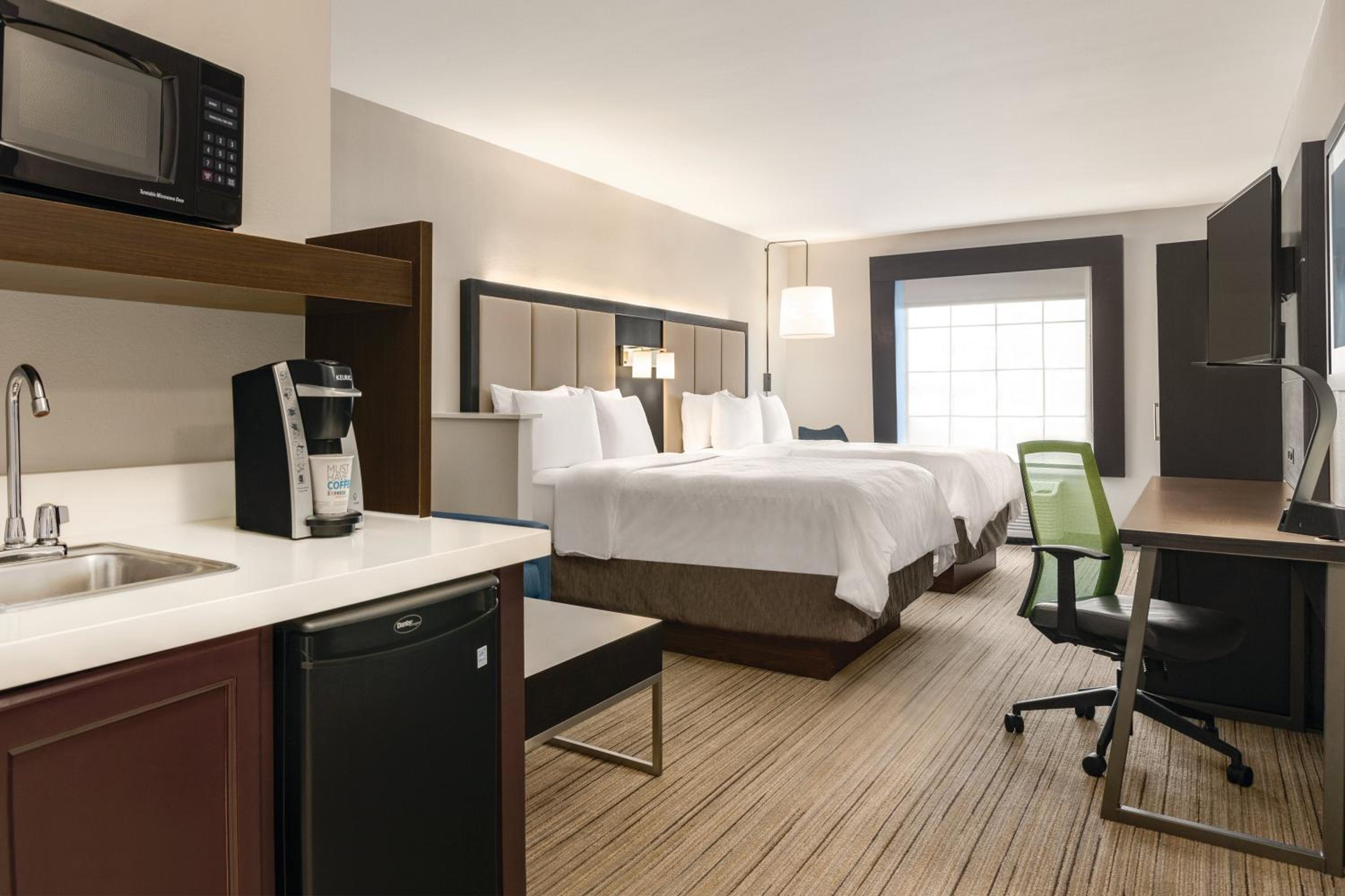 Queen Suite with Two Queen Beds - Photo 1