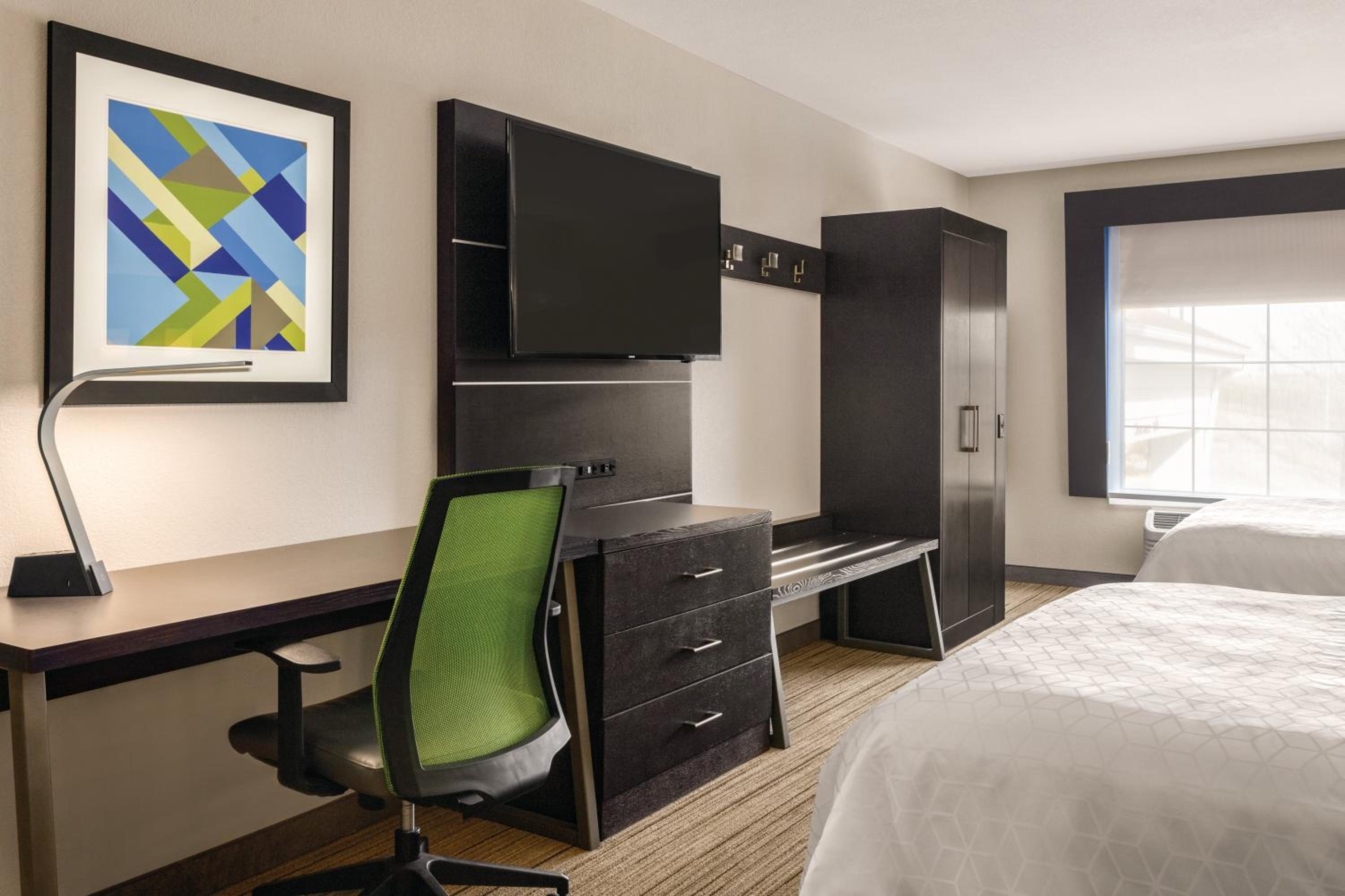 Queen Suite with Two Queen Beds - Photo 6