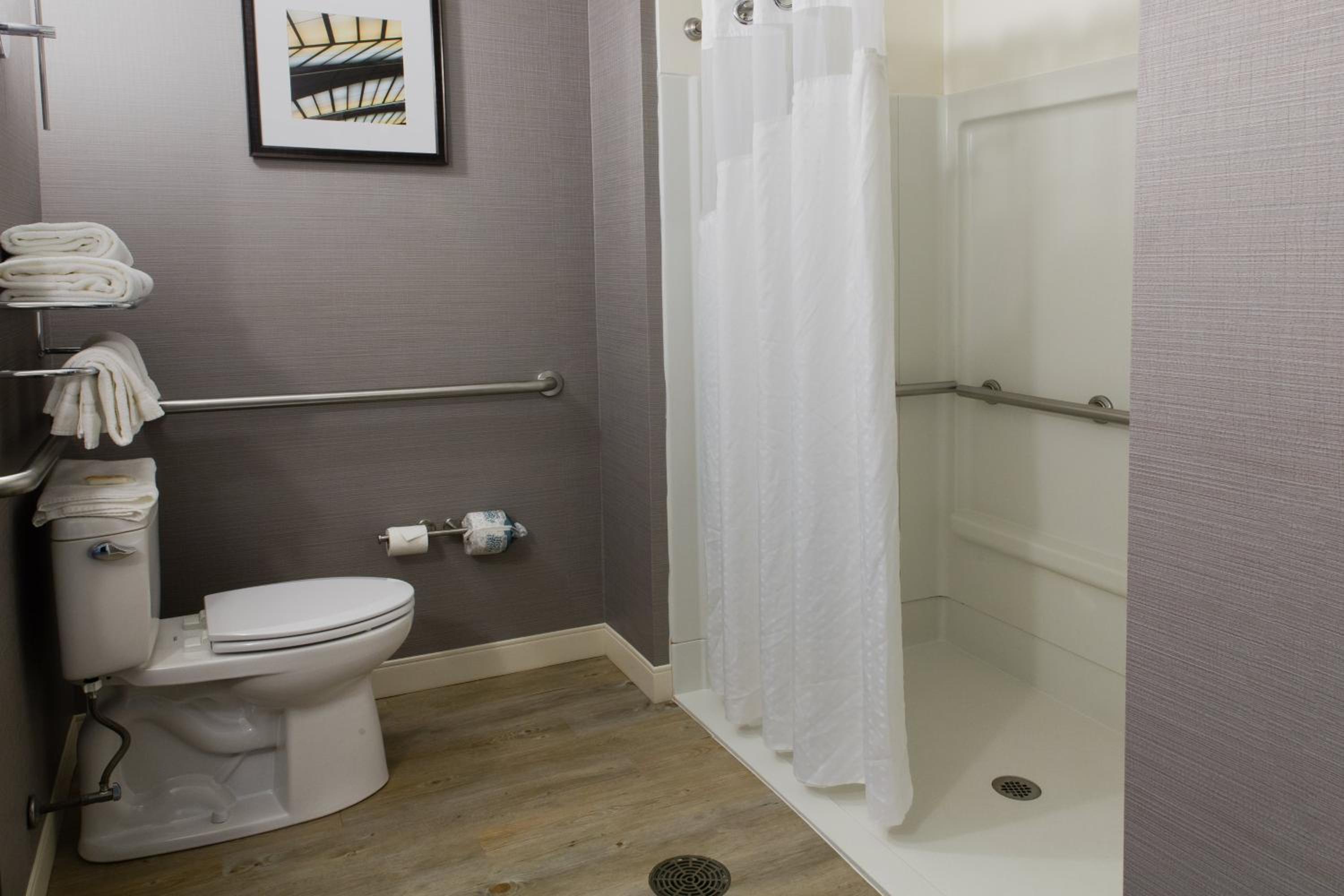Standard Queen Room with Two Queen Beds and Roll-In Shower - Mobility Access - Photo 2