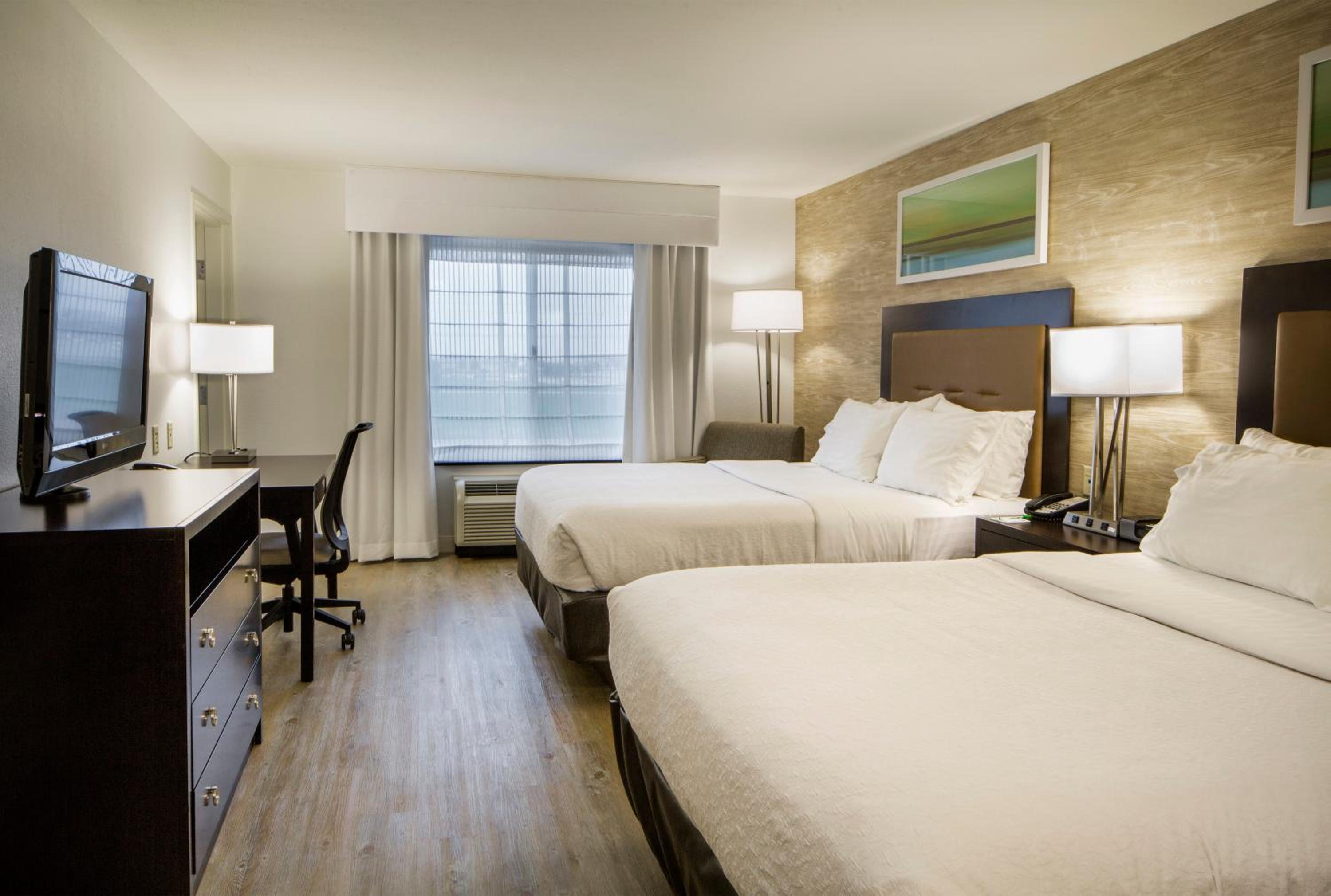 Family Suite with Two Queen Beds - Non-Smoking - Photo 2