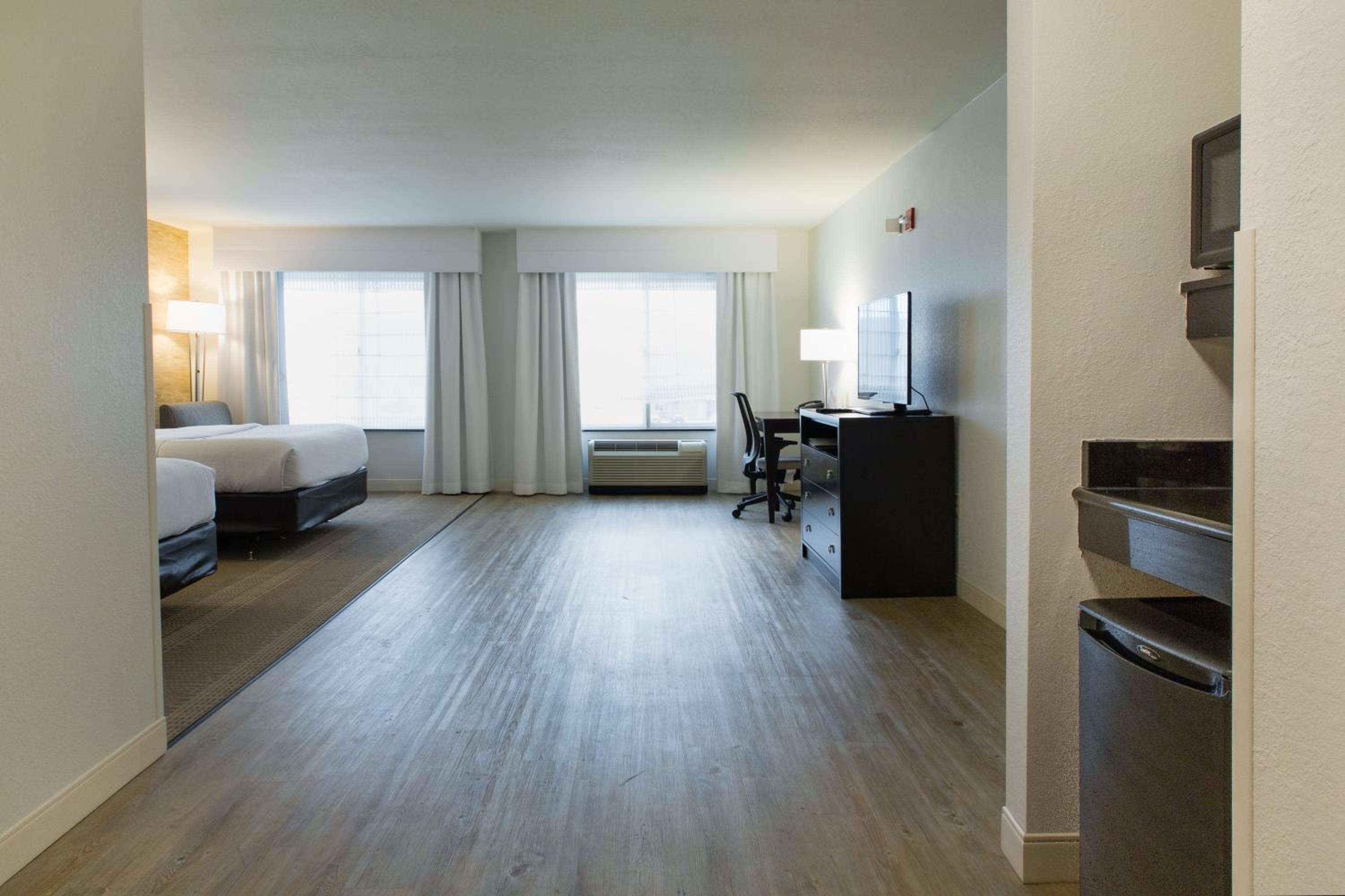 Standard Queen Room with Two Queen Beds and Roll-In Shower - Mobility Access - Photo 1