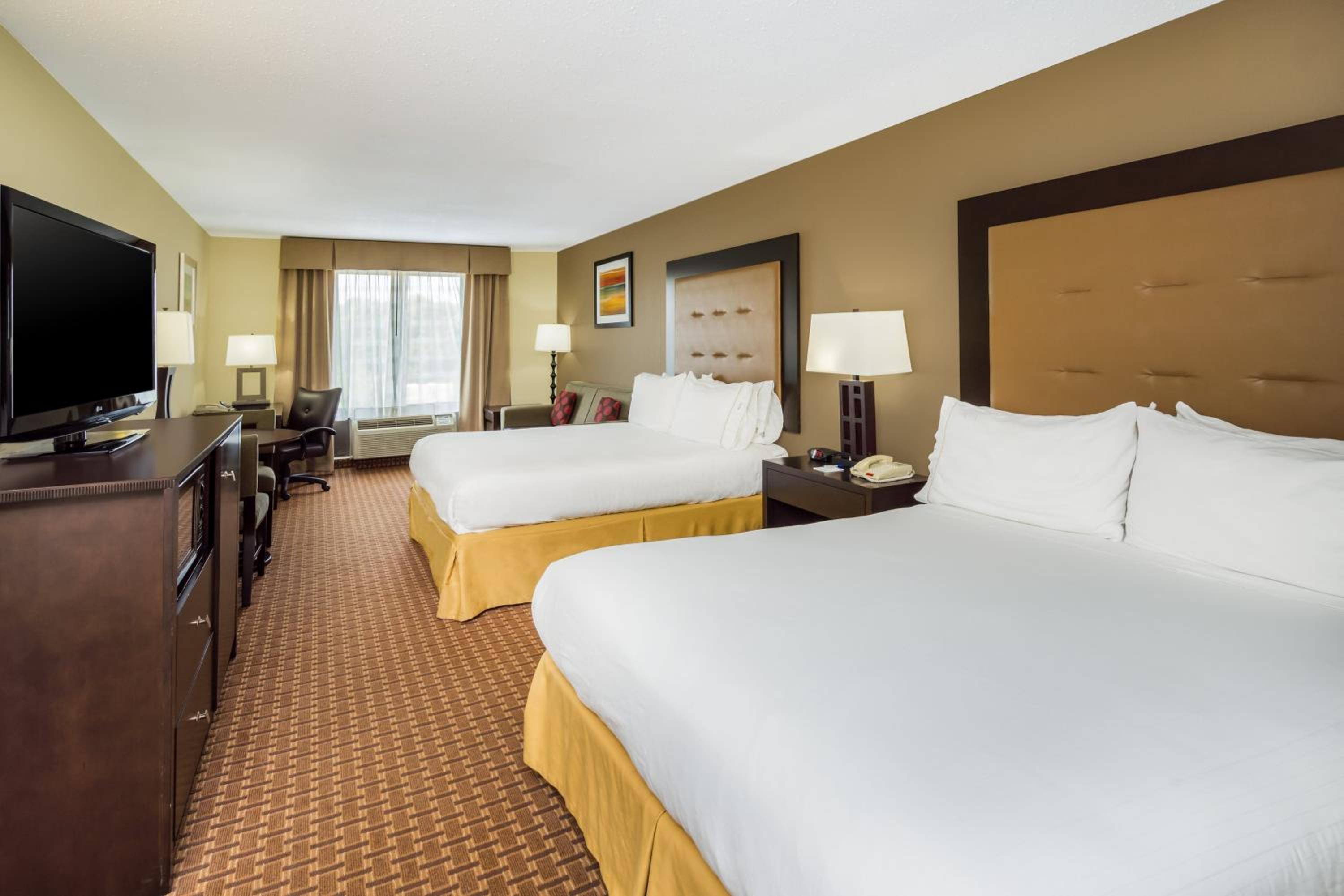 Queen Suite with Two Queen Beds - Photo 2
