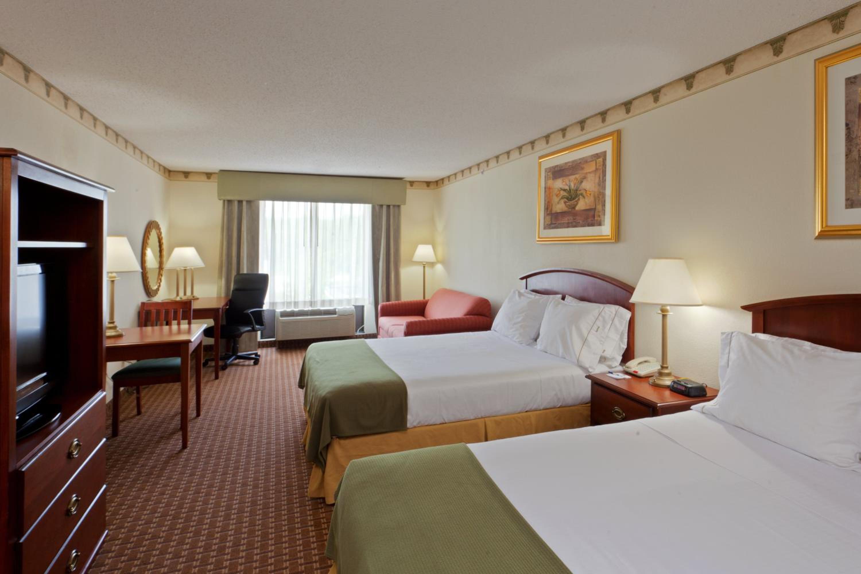 Queen Suite with Two Queen Beds - Photo 1