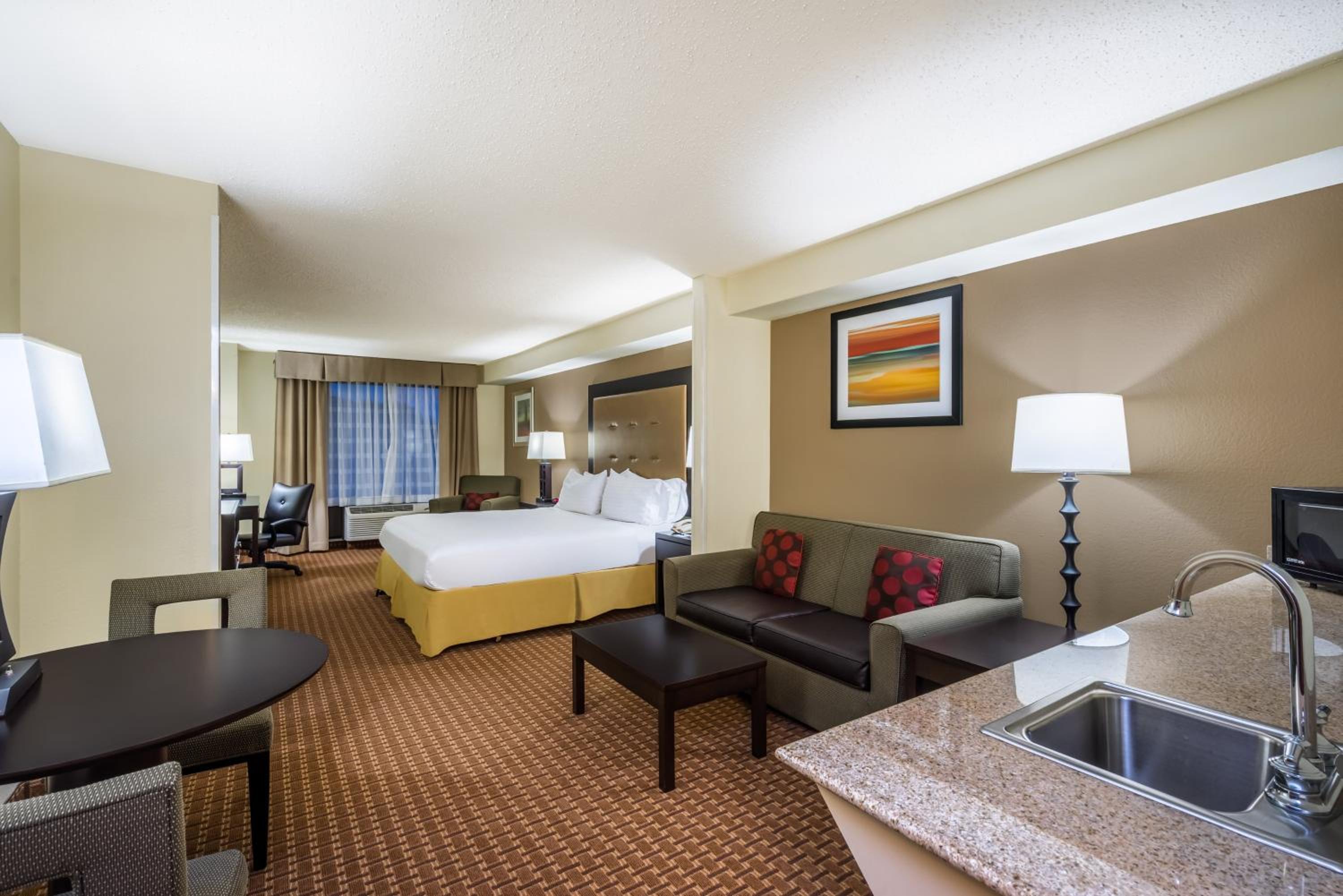 King Suite - Disability Access - Photo 2