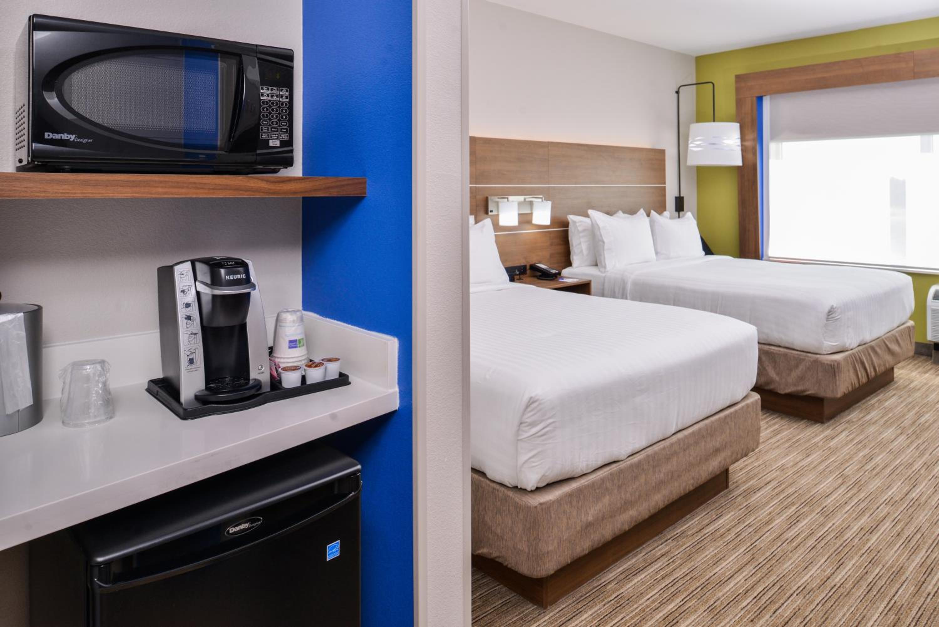 Standard Queen Room with Two Queen Beds and Mobility Accessible Tub