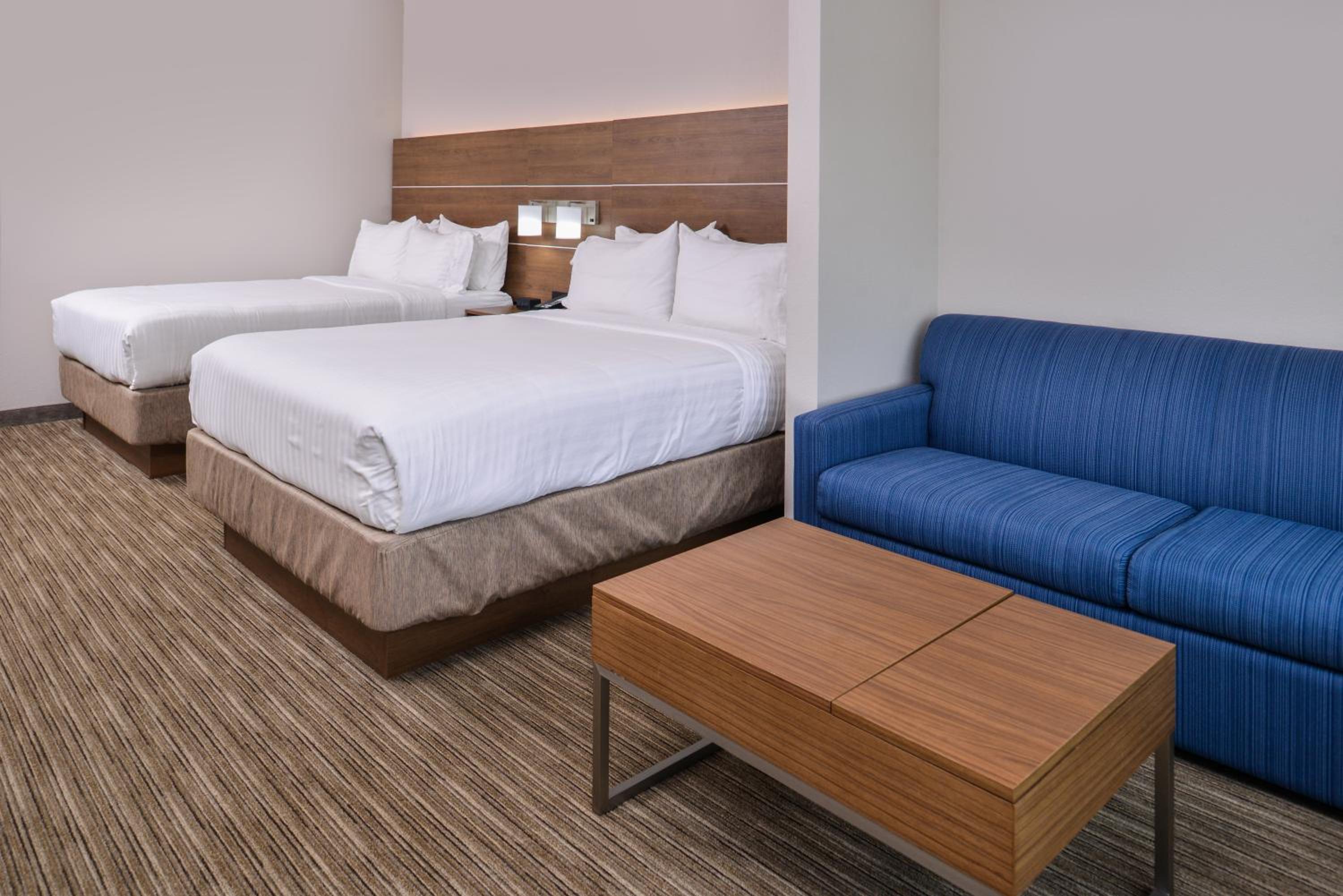Suite with Two Queen Beds photo 3
