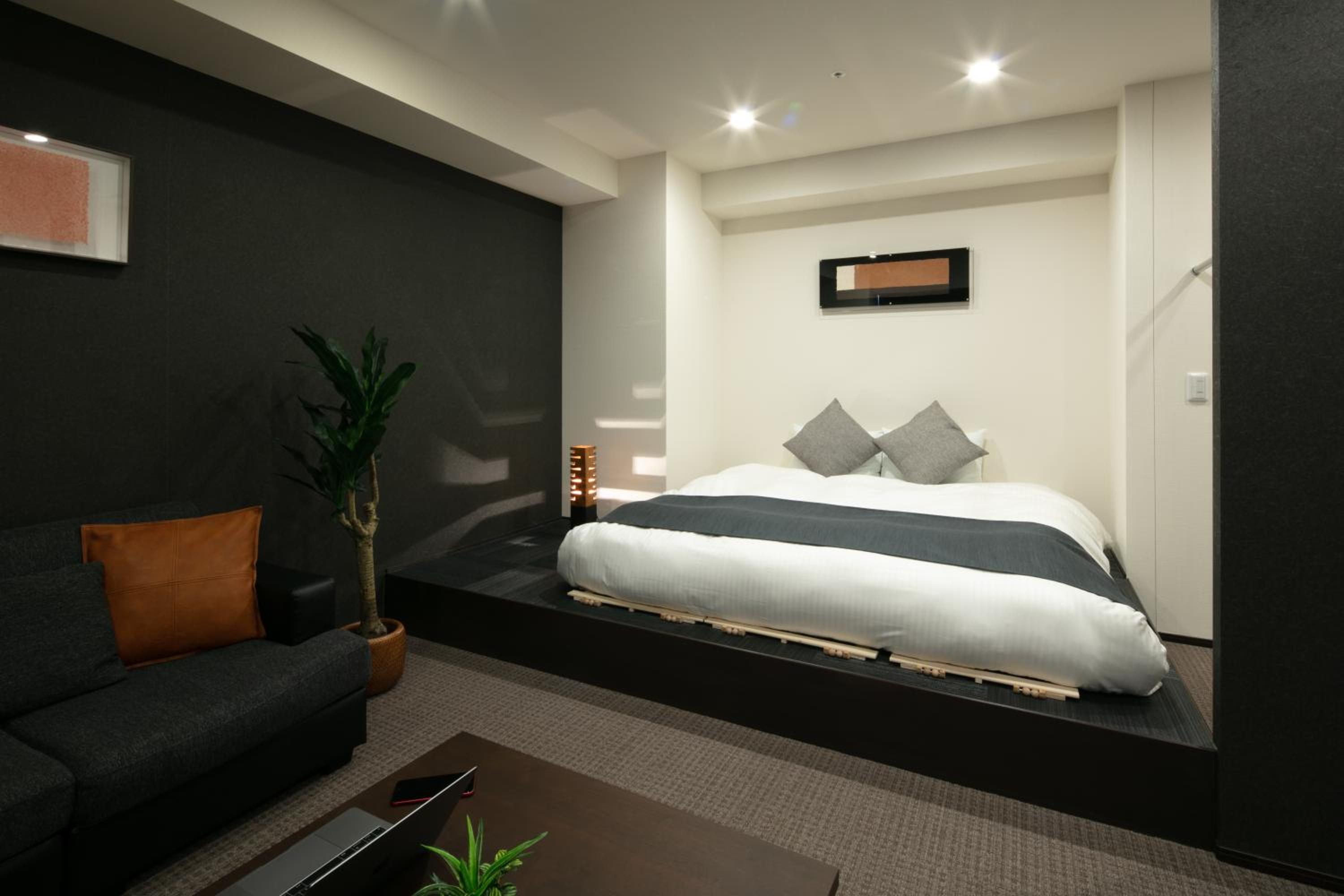 Deluxe Queen Suite - Photo 13