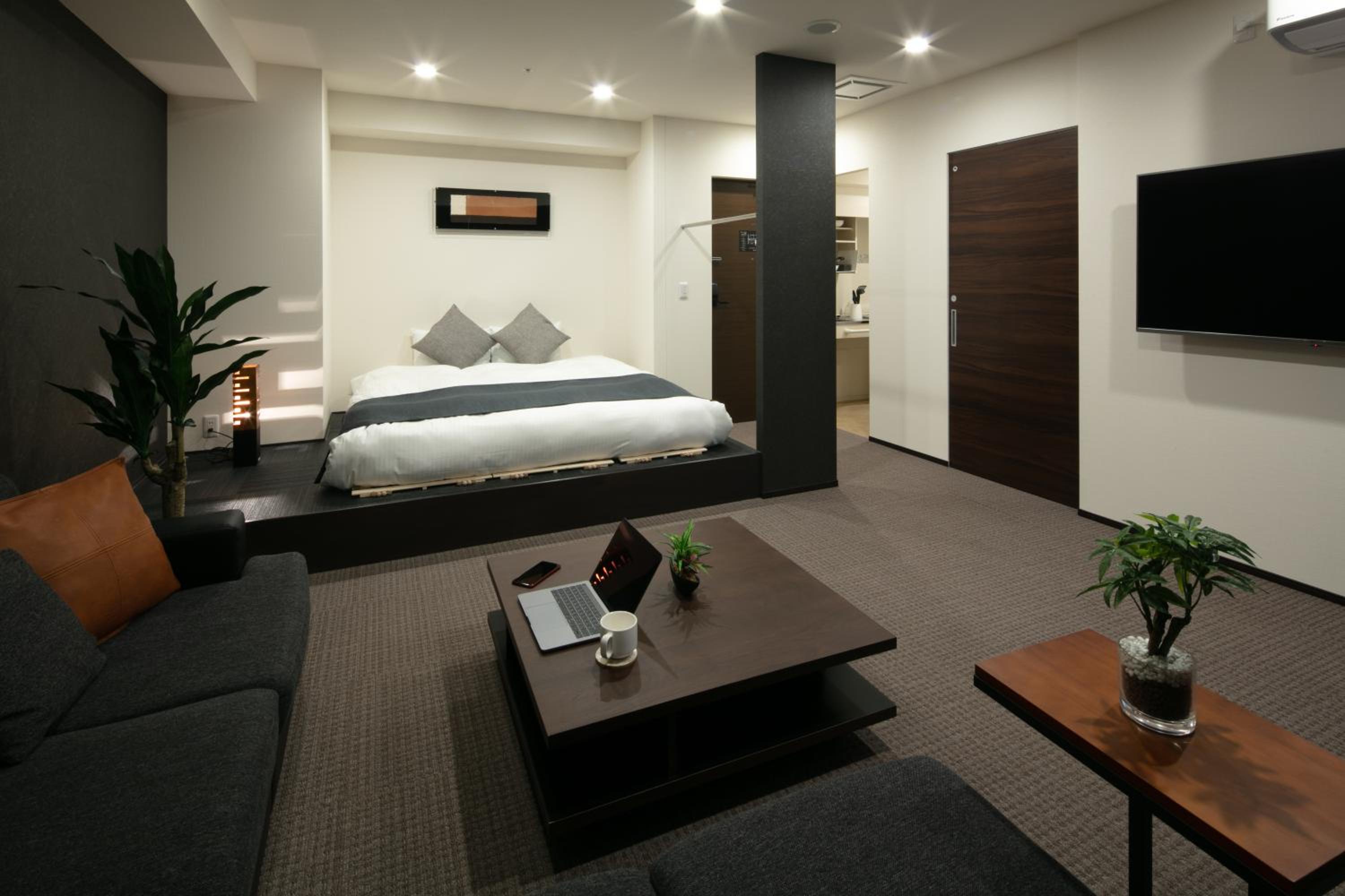 Deluxe Queen Suite - Photo 14