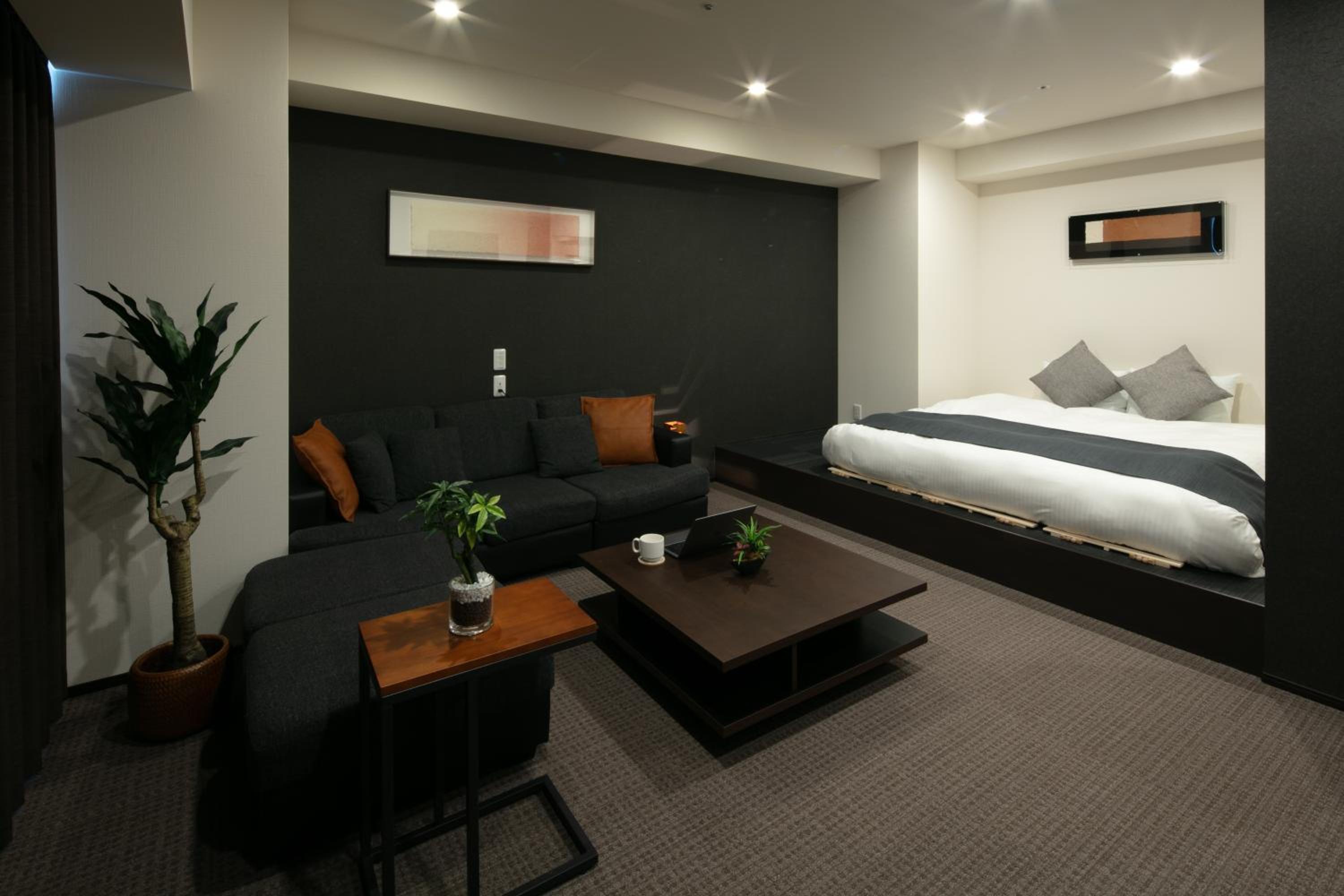 Deluxe Queen Suite - Photo 15