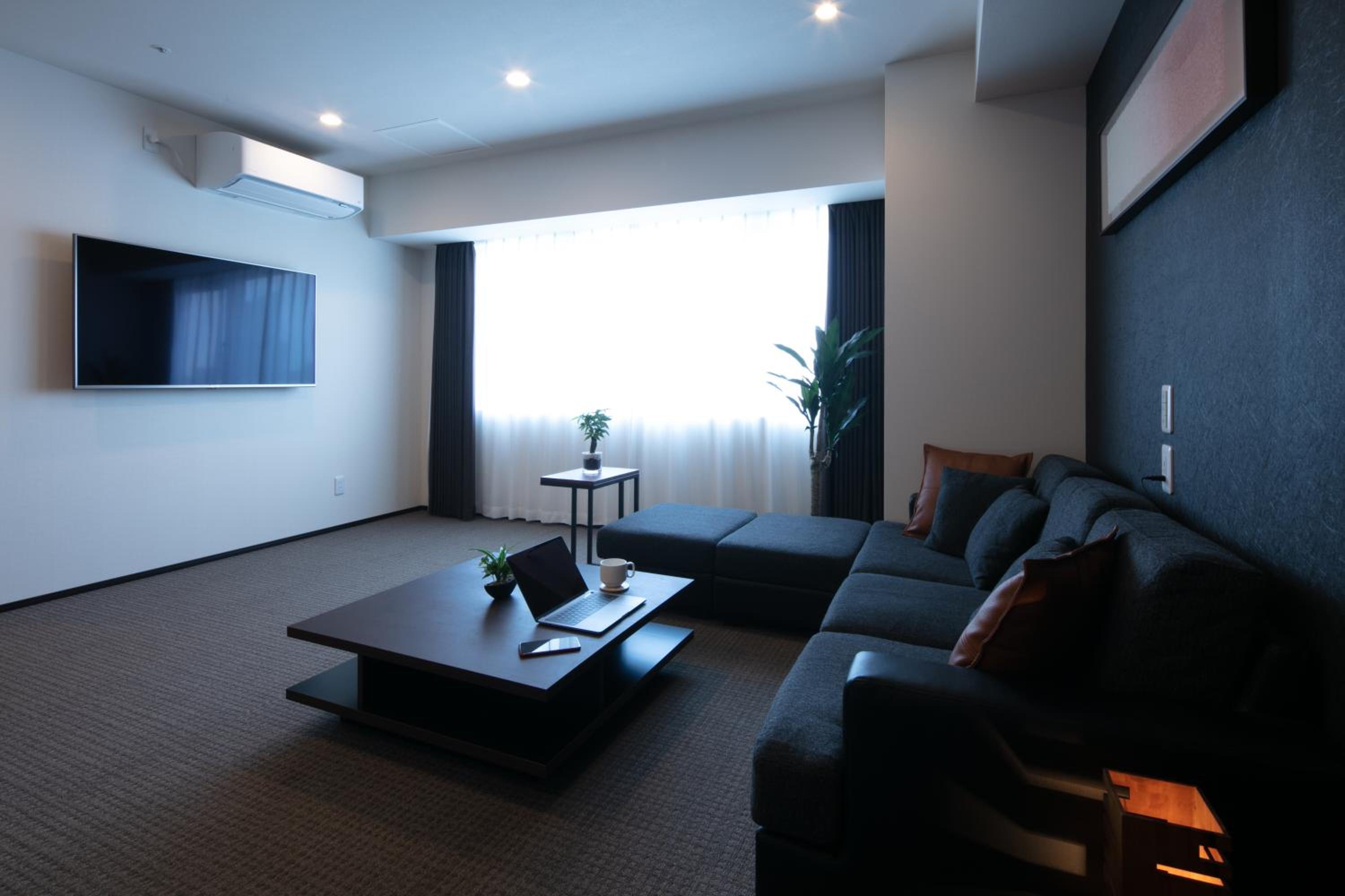 Deluxe Queen Suite - Photo 1