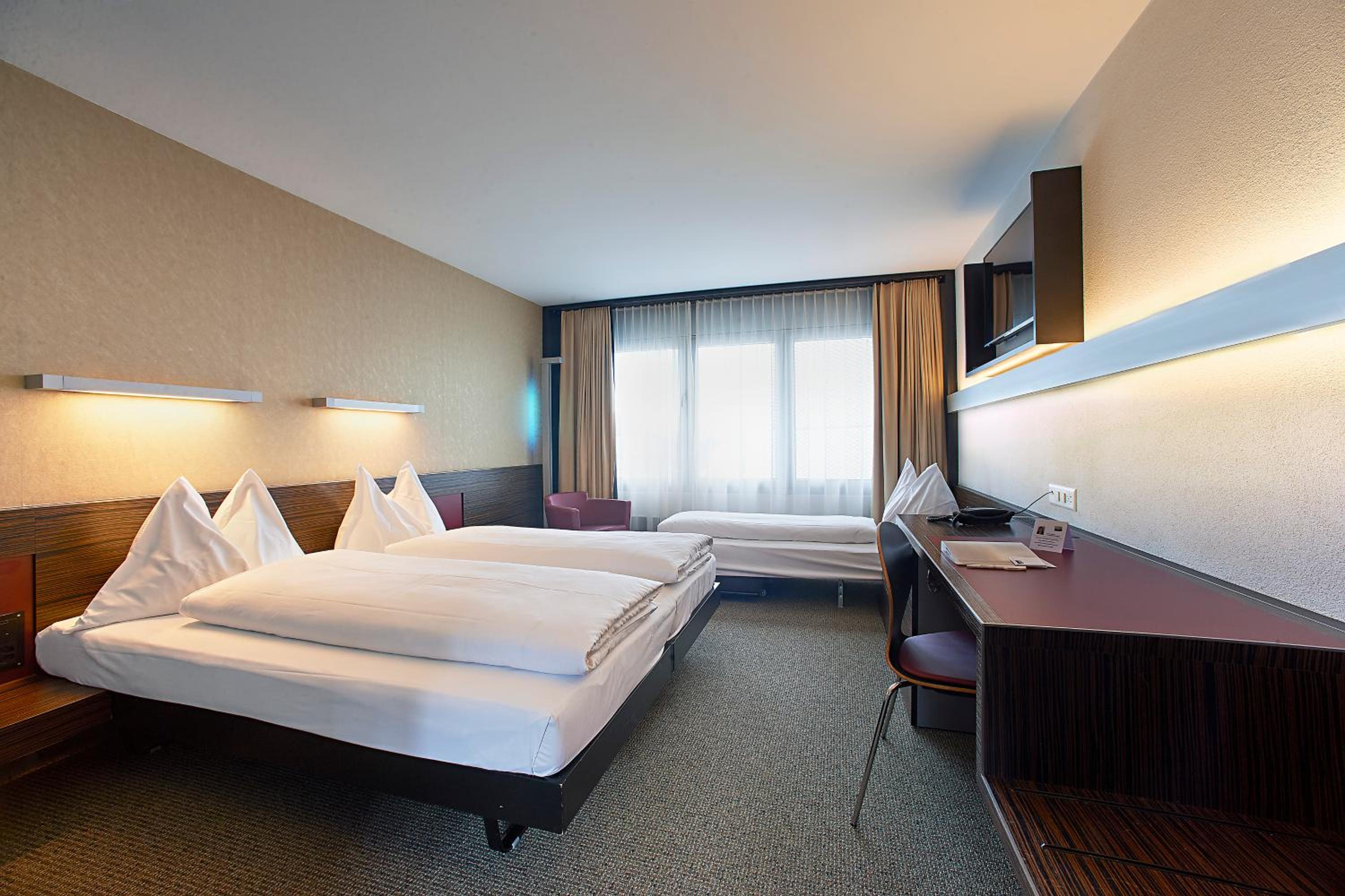 Large Double Room - Photo 1