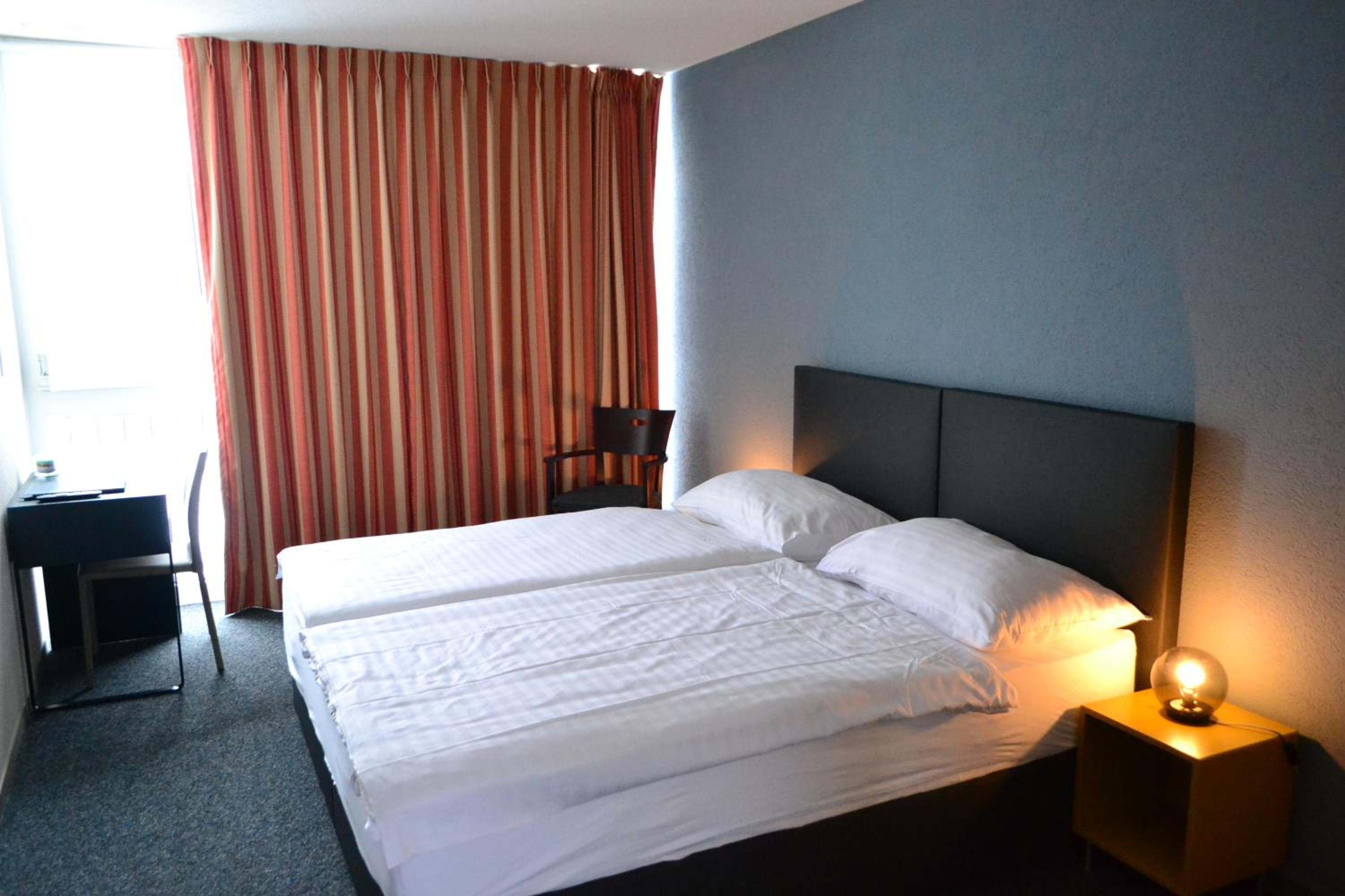 Double Room with Lake View - Photo 9
