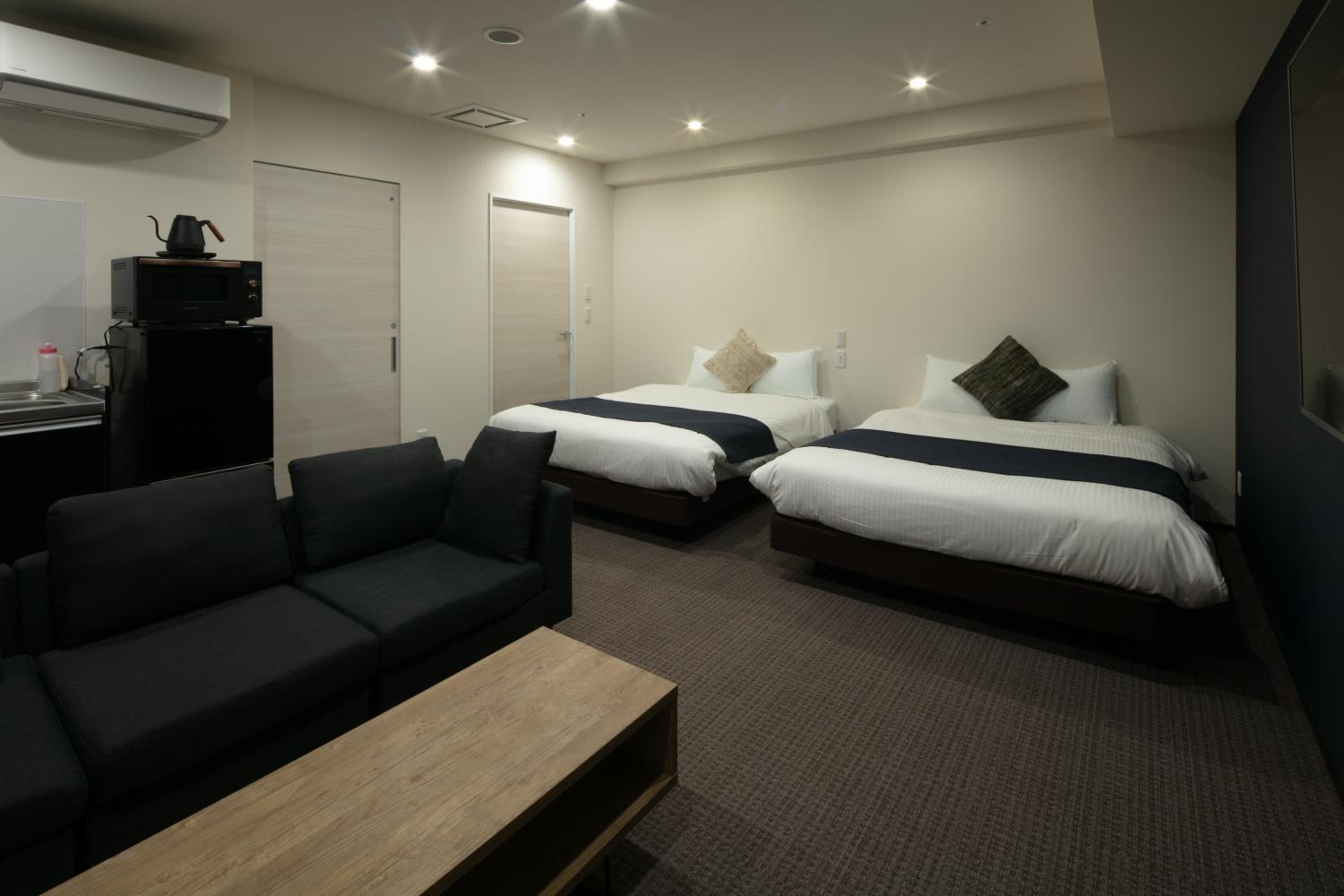 Deluxe Family Suite - Photo 10