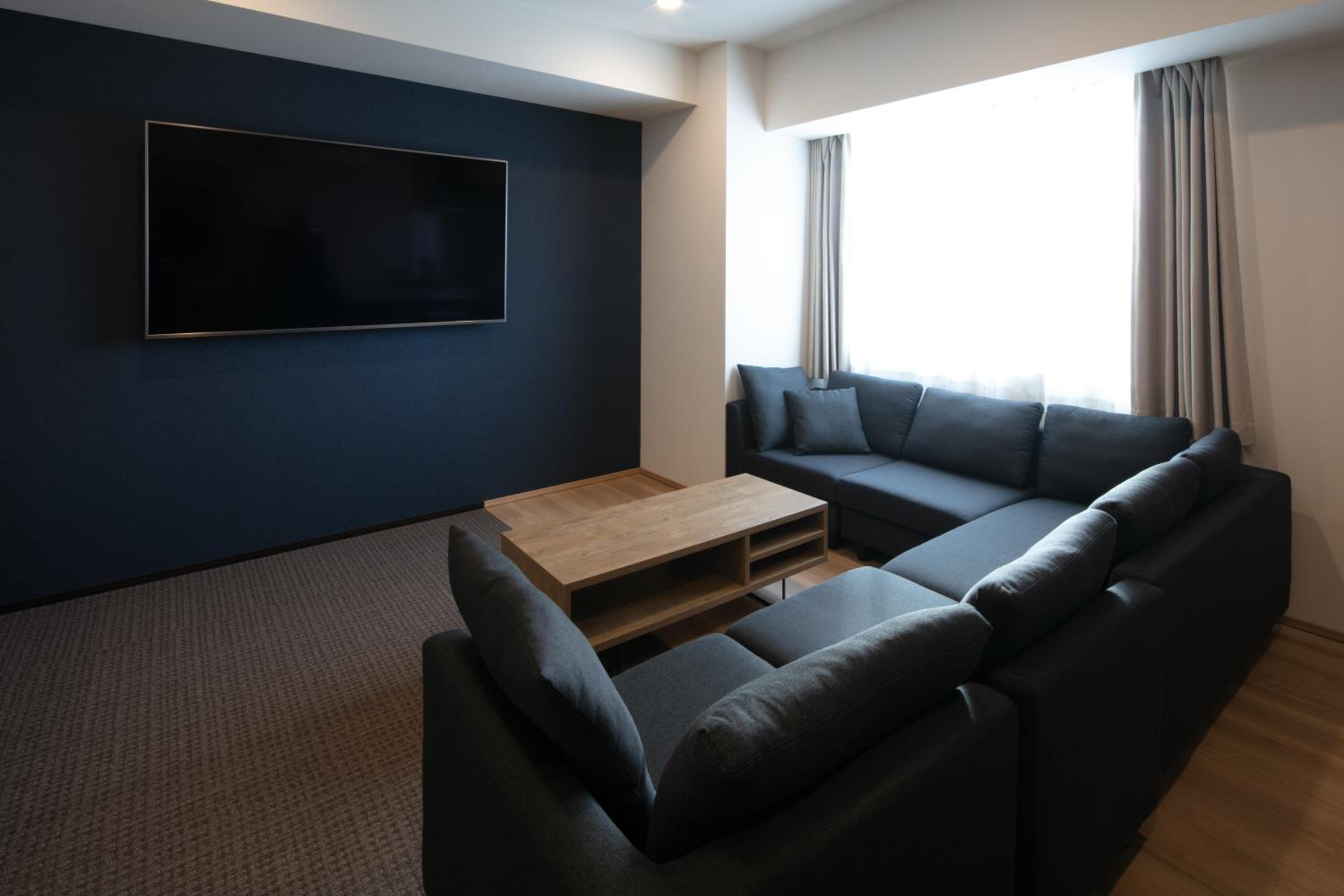 Deluxe Family Suite - Photo 12