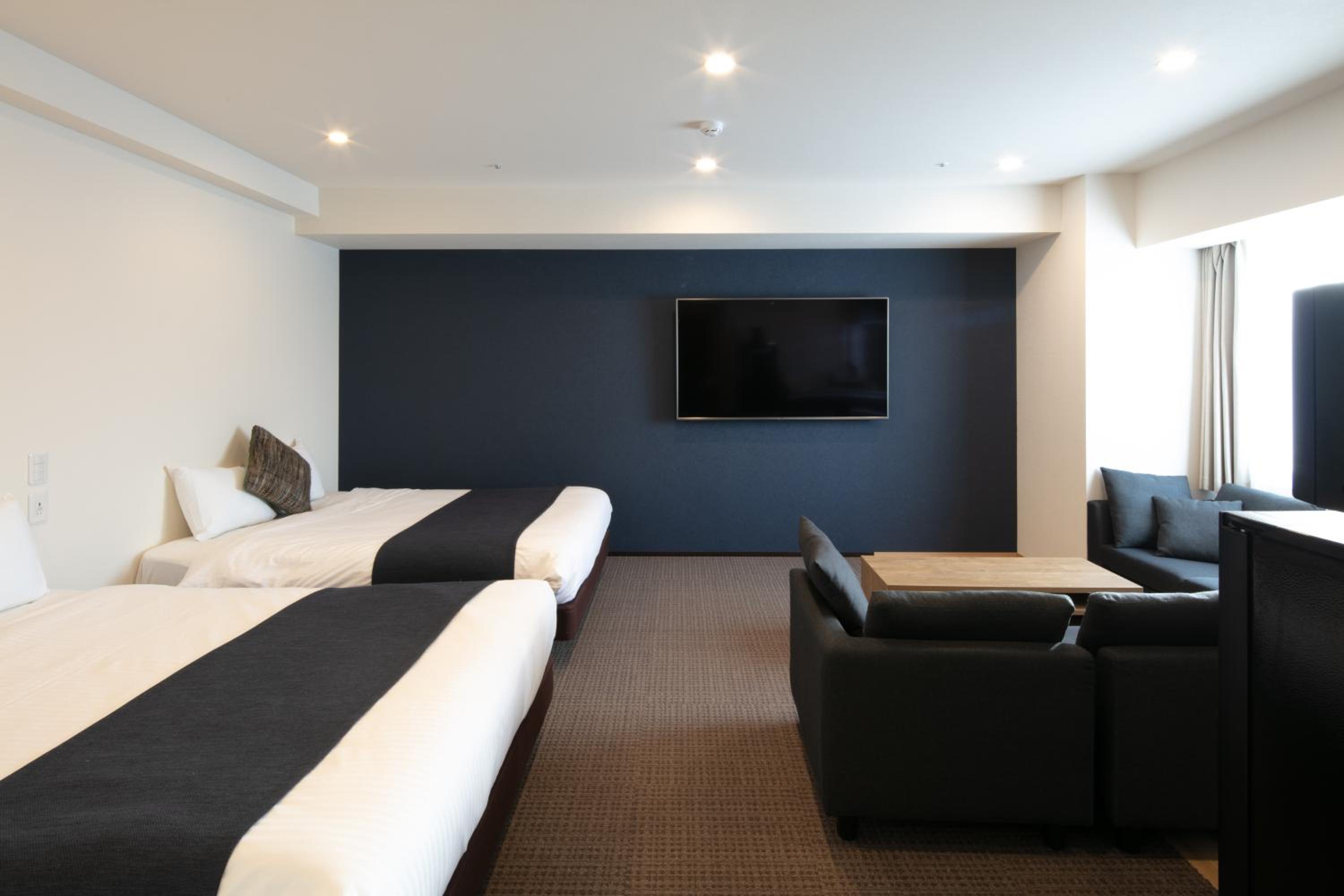 Deluxe Family Suite - Photo 13
