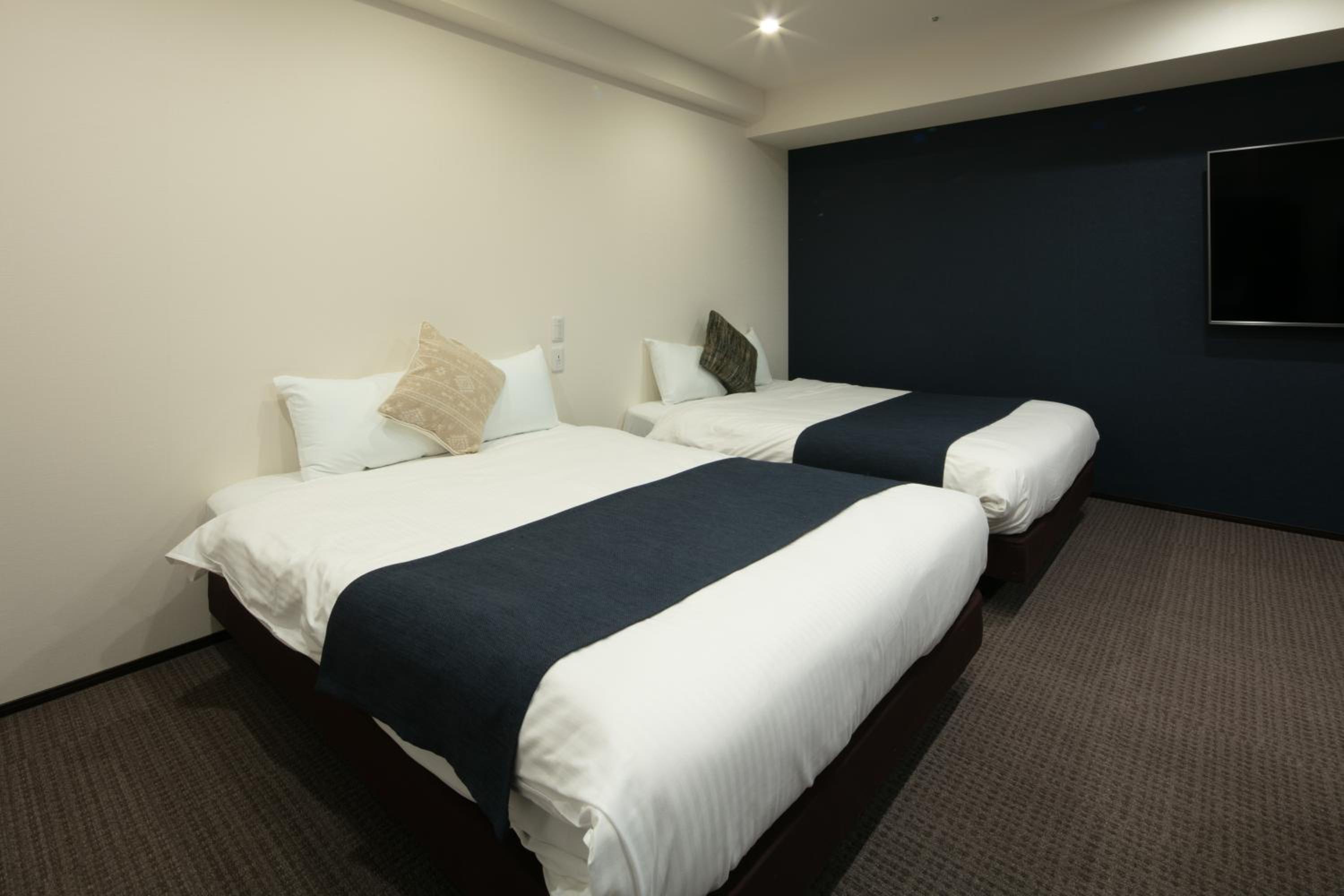 Deluxe Family Suite - Photo 5