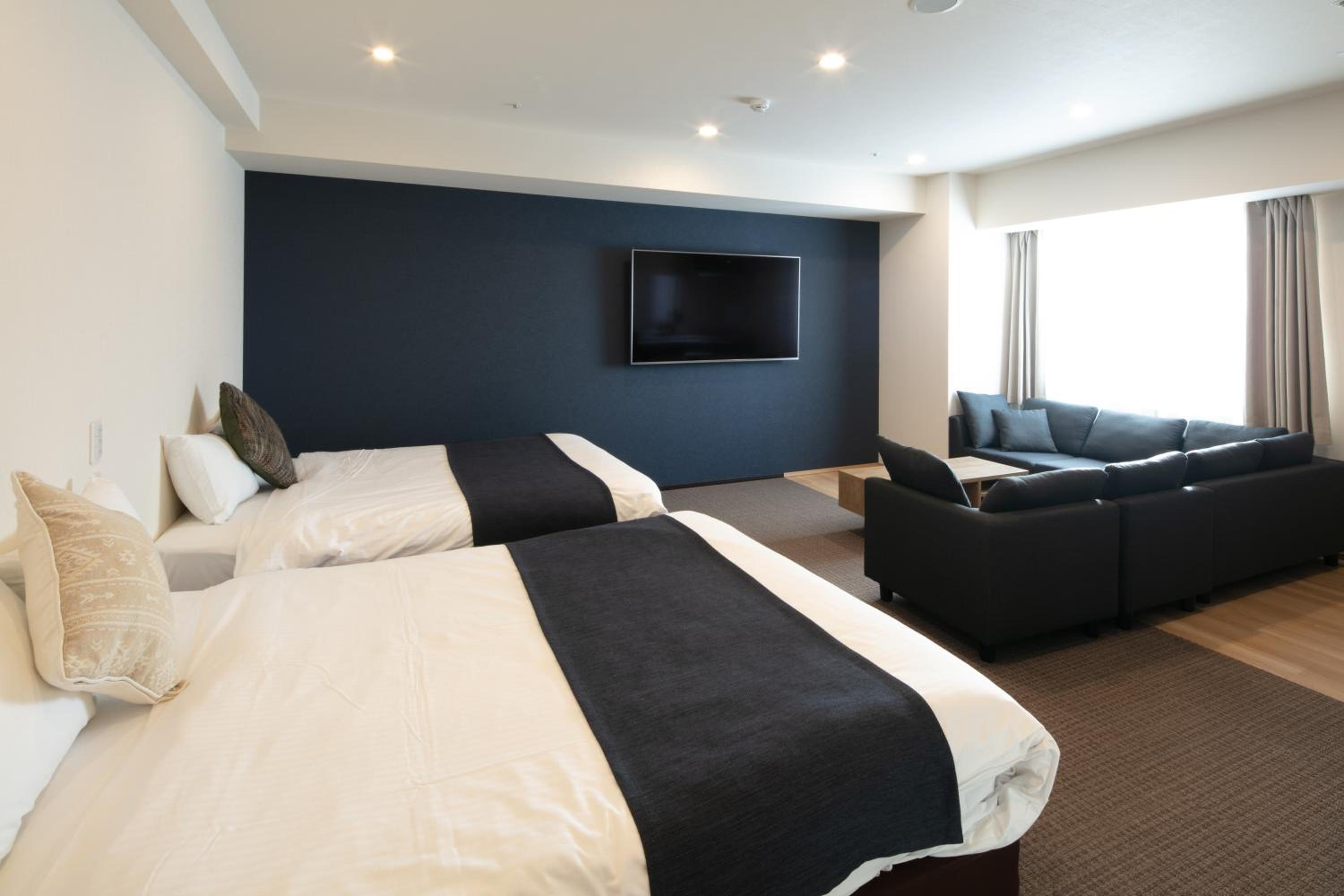 Deluxe Family Suite - Photo 14