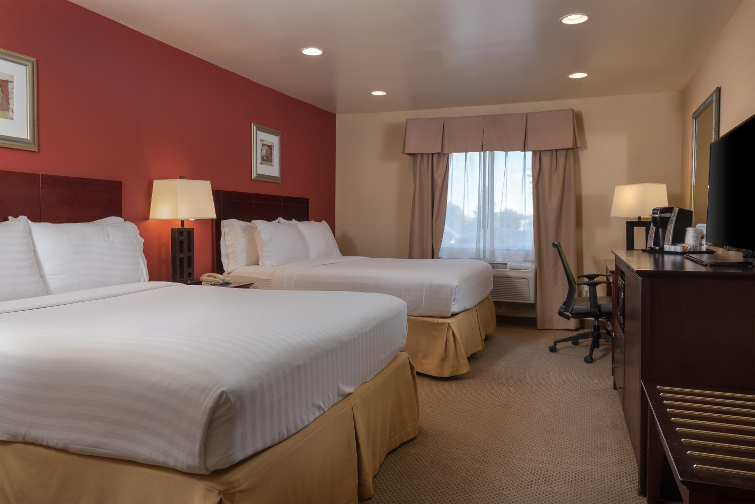 Standard Queen Room with Two Queen Beds - Photo 4