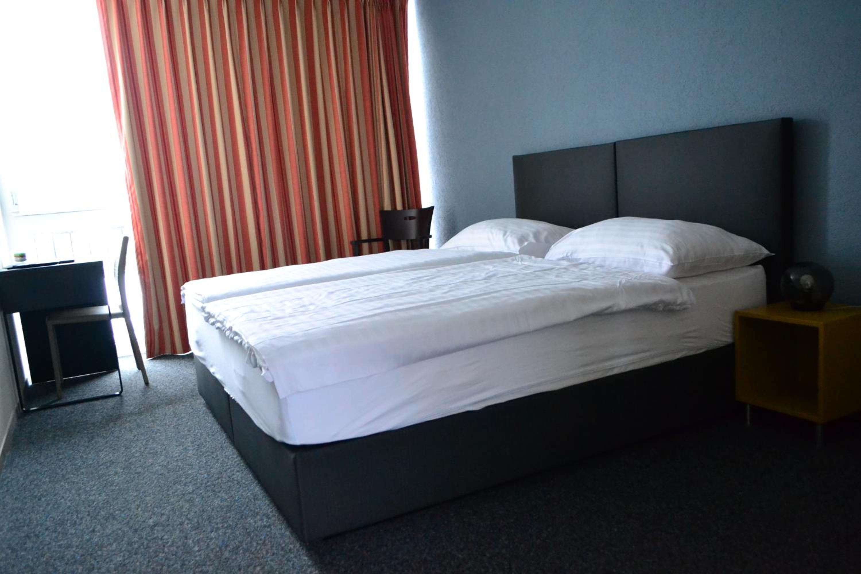 Double Room with Lake View - Photo 5
